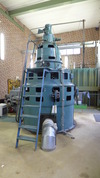 Maskineriet utgörs av en ursprunglig långaxlad kaplanturbinen tillverkad 1960 av företaget Maier KG, Brackwede. Synkrongeneratorn är en Asea från 1960. Mataren finns kvar, men är tagen ur drift.