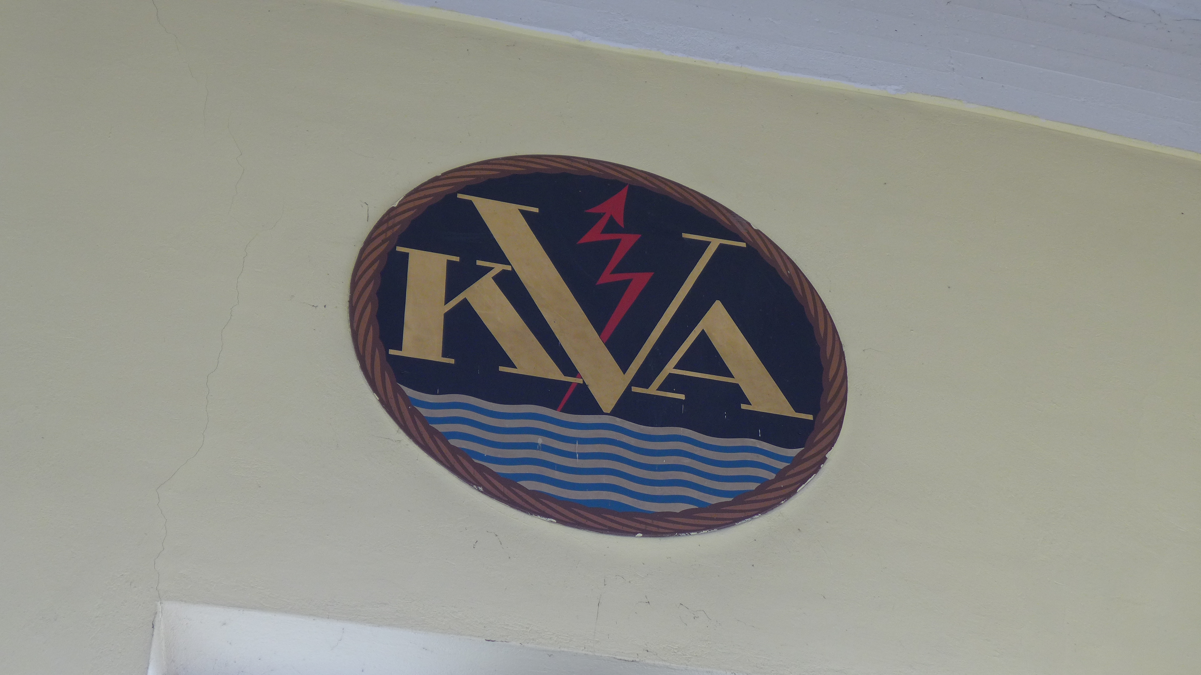 Väggarna i maskinhallen är putsade och på en av väggarna finns en tavla med Viskan Kraft AB:s emblem bevarad. 