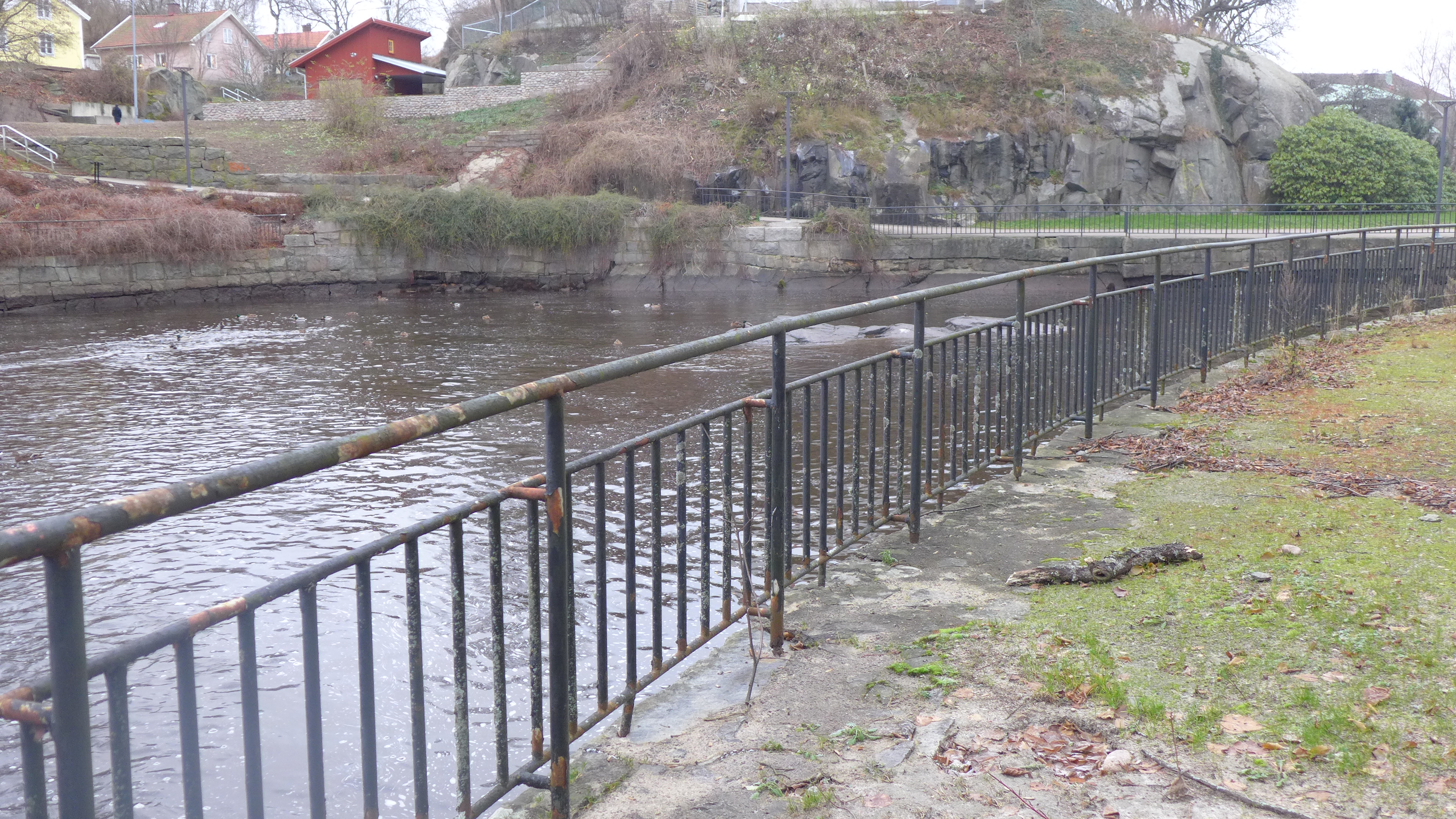Nedströms kraftverket fortsätter ån/kanalen med stenskodda kanter genom hela Uddevalla centrum. Den blir successivt bredare och bredare innan den mynnar ut i Byfjorden som utgör en vik av Skagerrak.