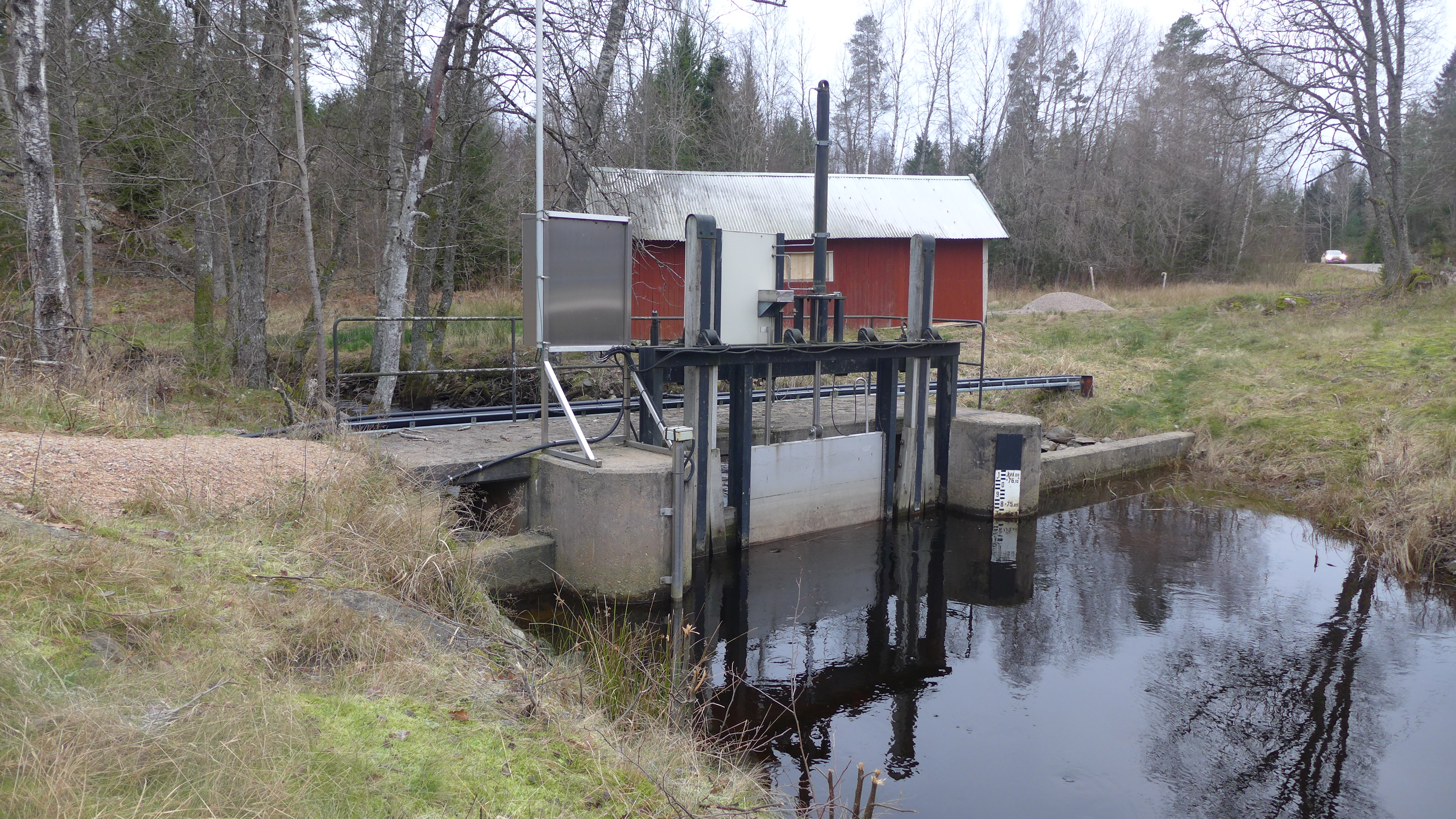 Regleringen av vattennivån sker med hjälp av två dammanläggningar – den övre är en betongdamm i sjön Öresjös utlopp – allt i enlighet med en vattendom. Här finns tre planluckor – två smalare spettluckor av trä och en maskindriven bredare planlucka av stål.