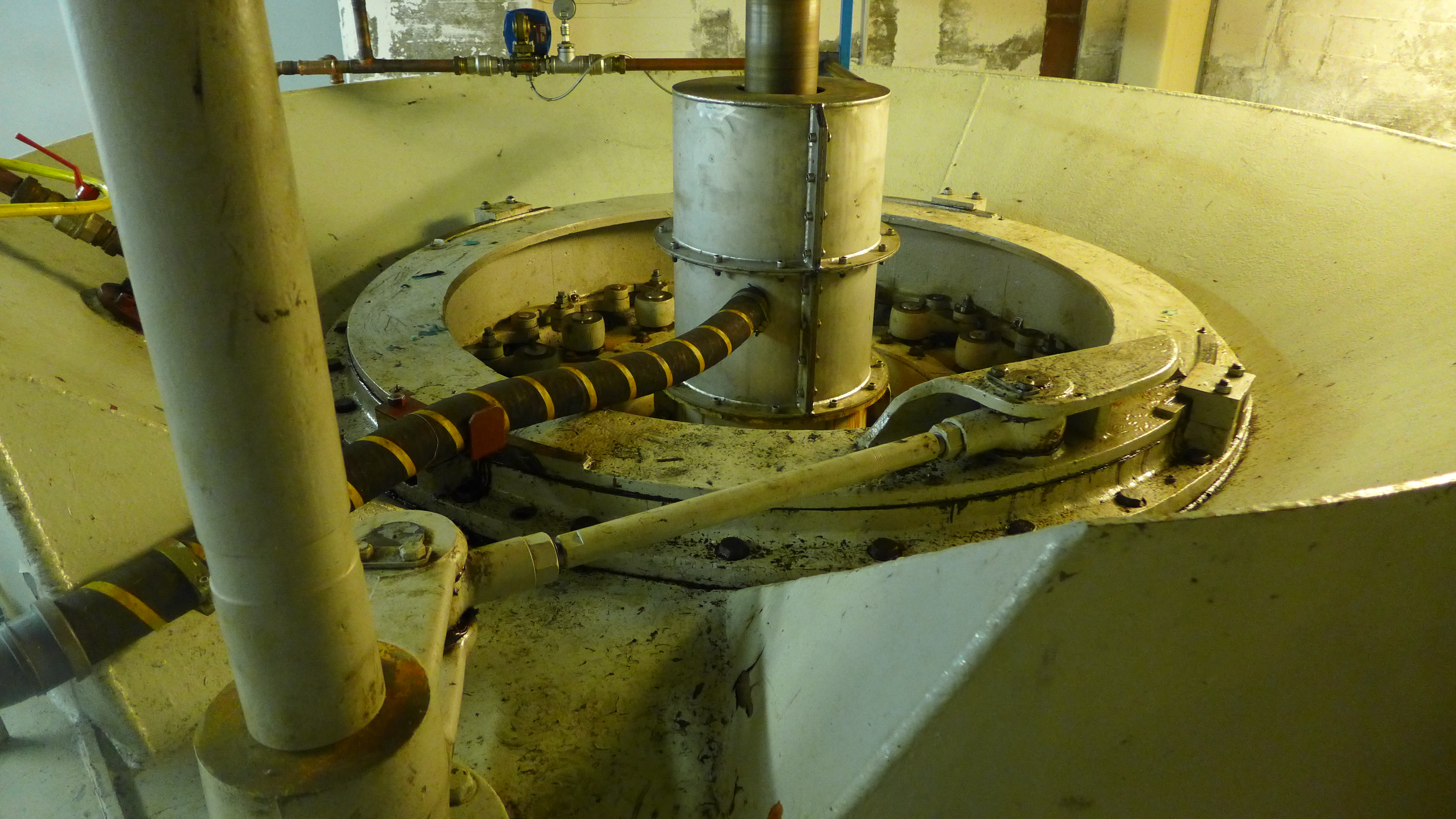 Kollerö kraftverk har en kaplanturbin, tillverkad 1937 av Nohab – Nydqvist & Holm AB – i Trollhättan. Den ursprungliga turbinregulatorn finns inte kvar - regleringen sker istället med modern utrustning installerad 2002.
