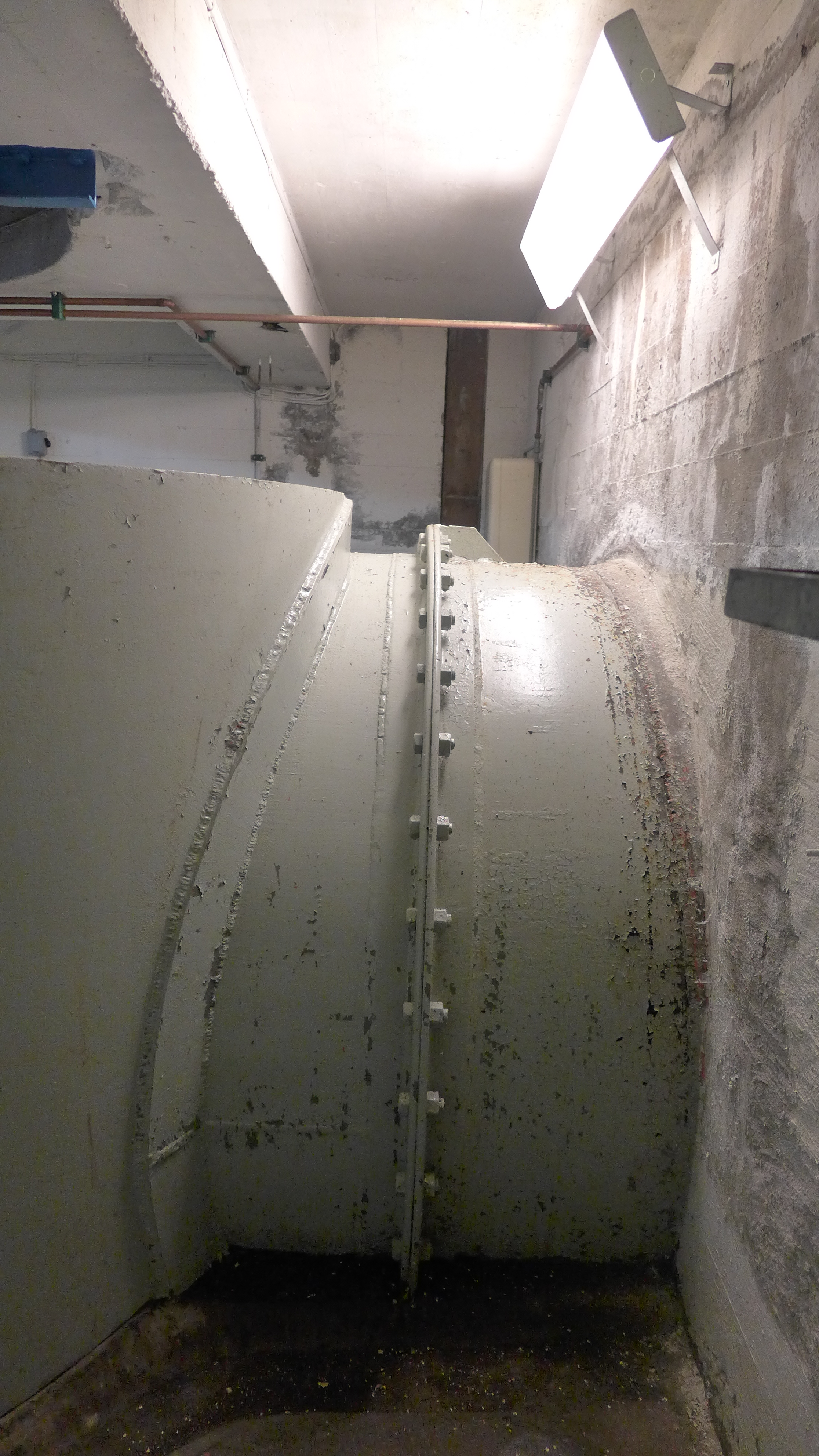 Vattnet leds in i turbinen via en ståltub, som här precis passerat igenom kraftstationens betongvägg.
