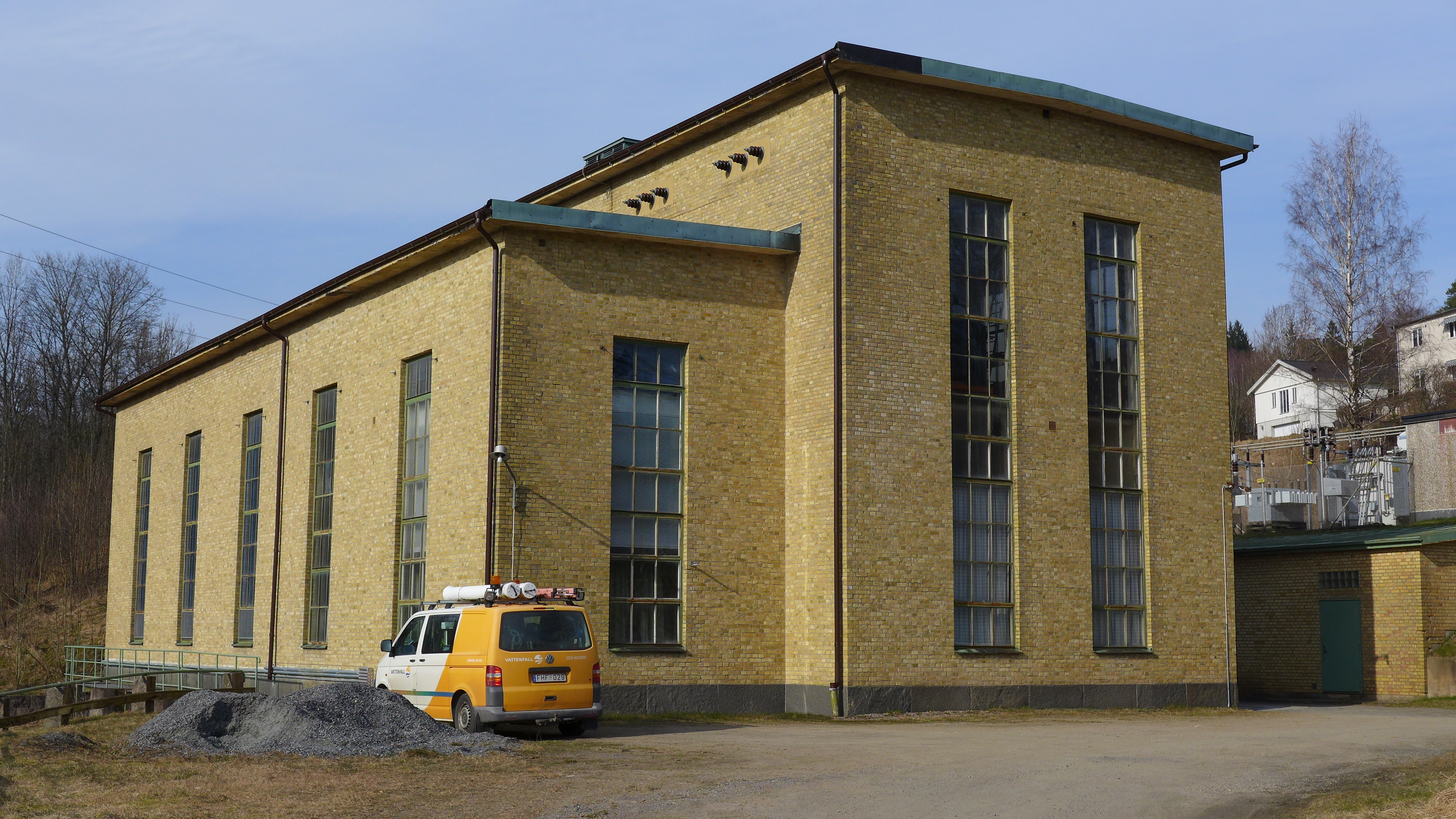 Kinna kraftverk är uppfört 1937-1939 längs Viskan inne i Kinna samhälle. Byggnaden har en tidstypisk modernistisk utformning.
