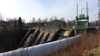 Dammen är en lamelldamm med stödpelare. Vattnet leds ner till kraftverket via en cirka 285 meter lång ståltub med en diameter på 3,4 meter. 