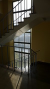 Trapphuset upp till kontrollrum och utledningsvåningen har trappsteg av marmor och trappräcken och ledstänger av smide.