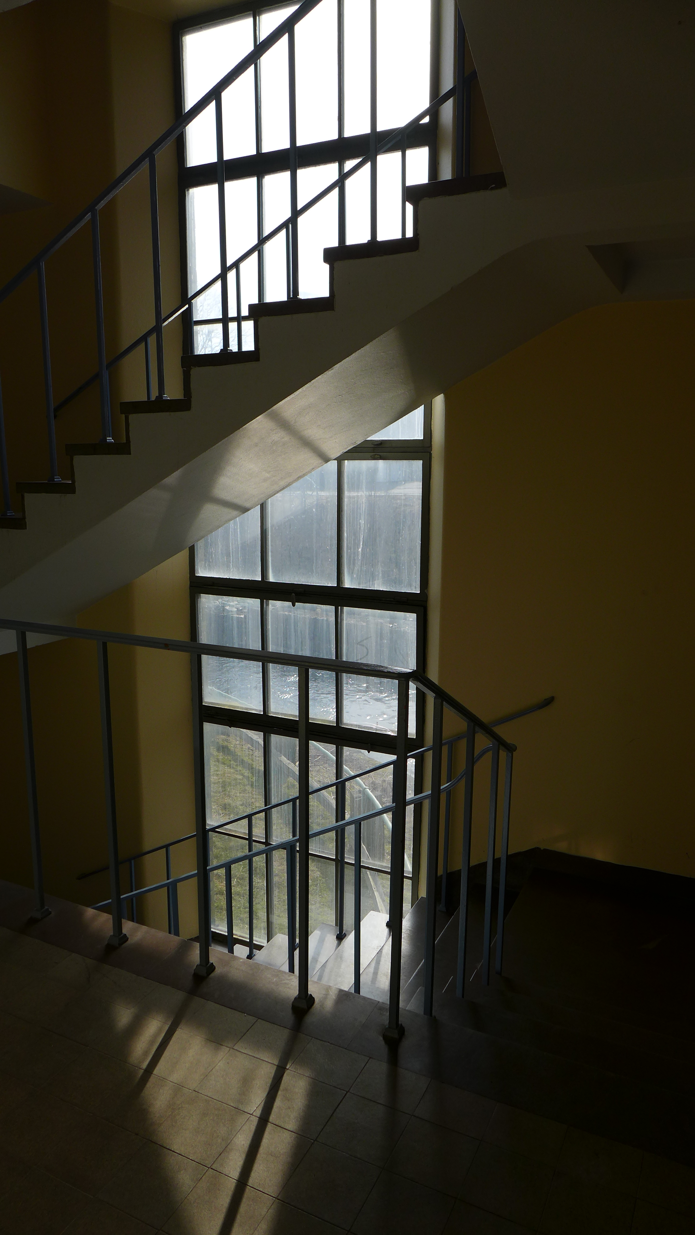Trapphuset upp till kontrollrum och utledningsvåningen har trappsteg av marmor och trappräcken och ledstänger av smide.