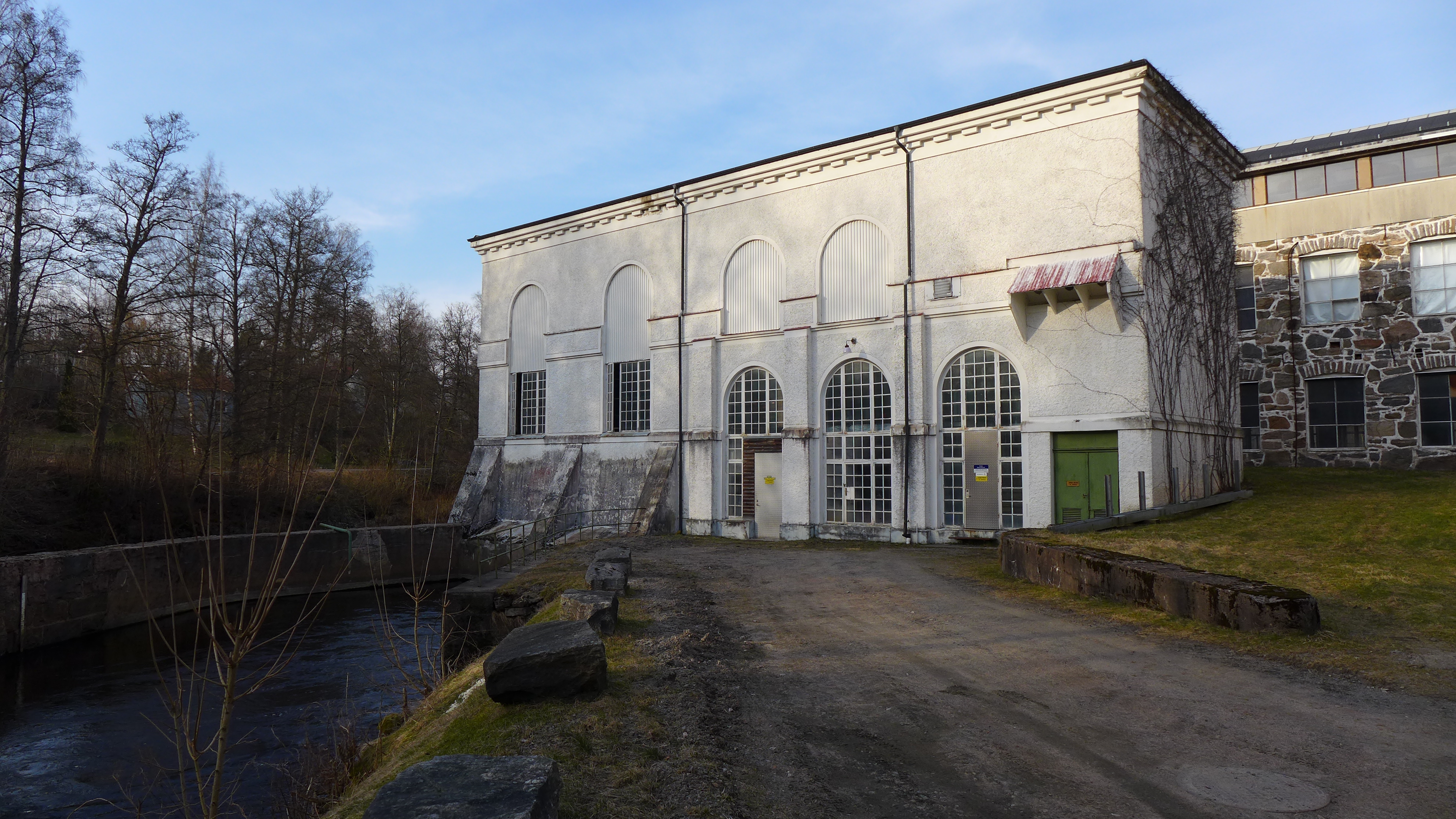 Rydals kraftverk ingår i byggnadsminnet Rydals fabriker. Byggnaden är uppförd i tjugotalsklassicistisk stil, med rundbågiga fönster och med den utkragade takfoten utsmyckad med en tandsnittsfris.
