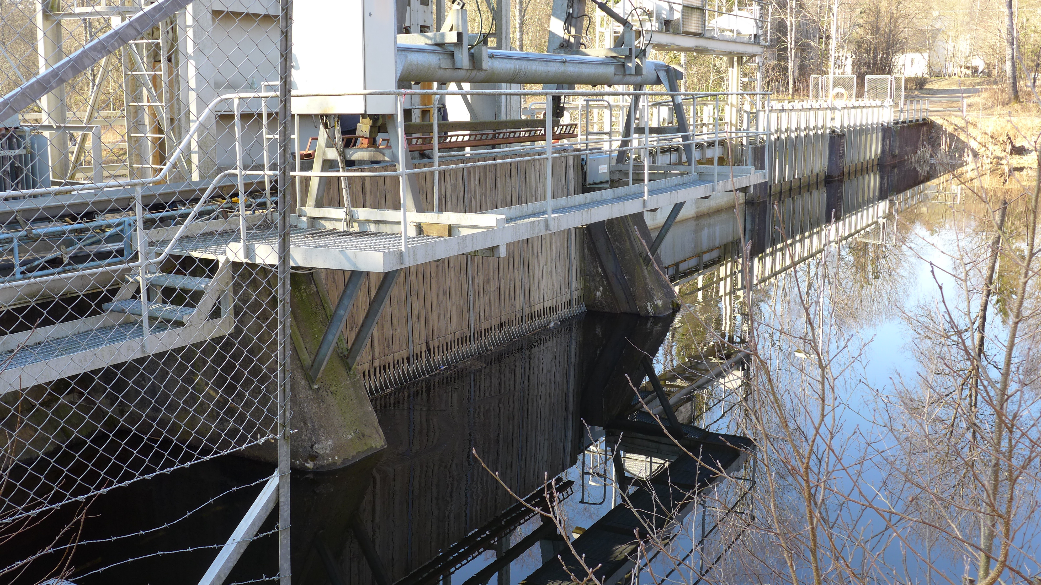 Axelfors damm är helt av betong med stödpelare. Den är cirka 70 meter lång. 
