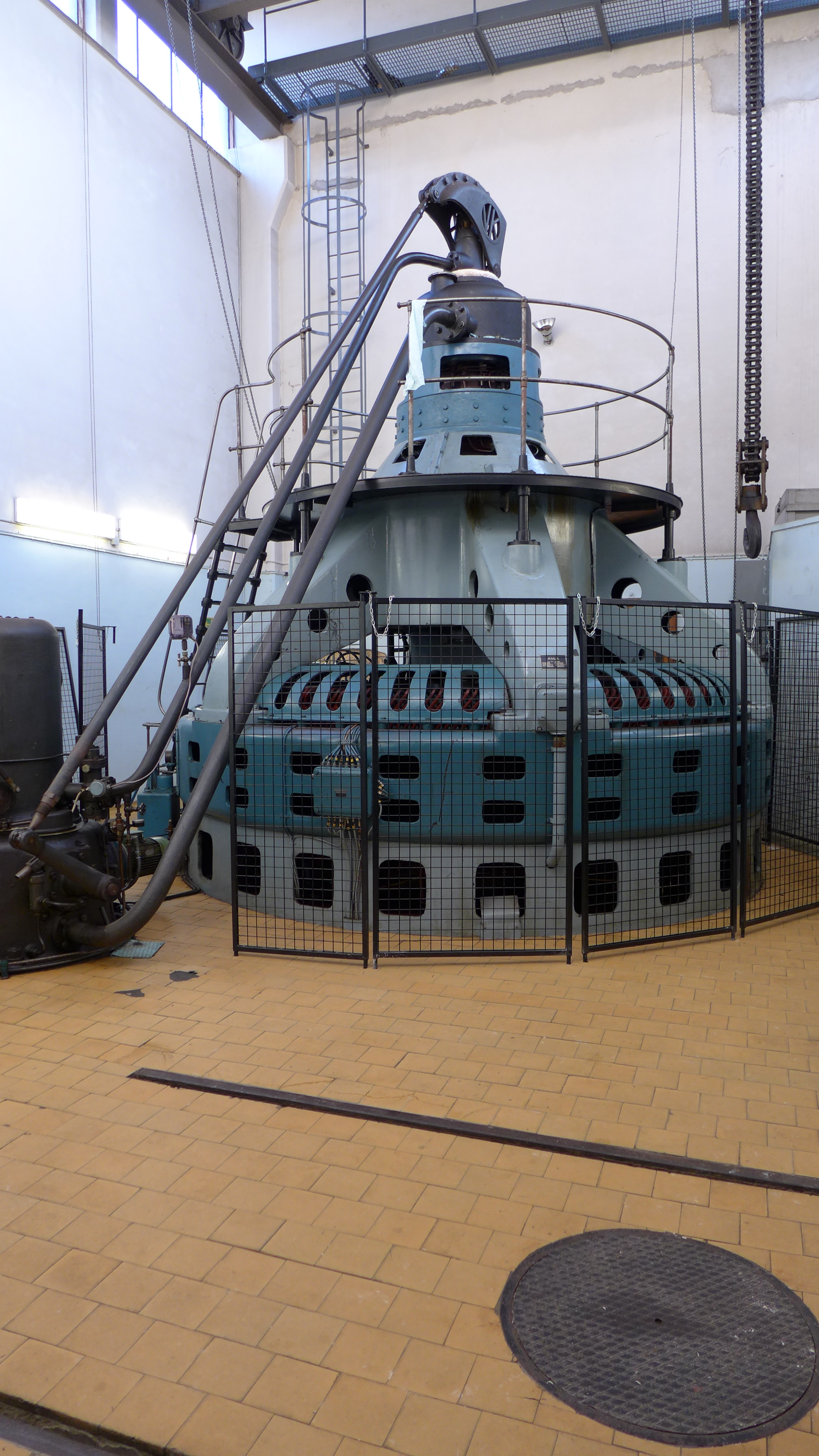 Kraftverket har ett aggregat – en kaplanturbin tillverkad 1935 av KMW/VK (AB Karlstads mekaniska Werkstad – Verkstaden Kristinehamn). Synkrongeneratorn är en Asea. Mataren finns kvar och är i drift. 
