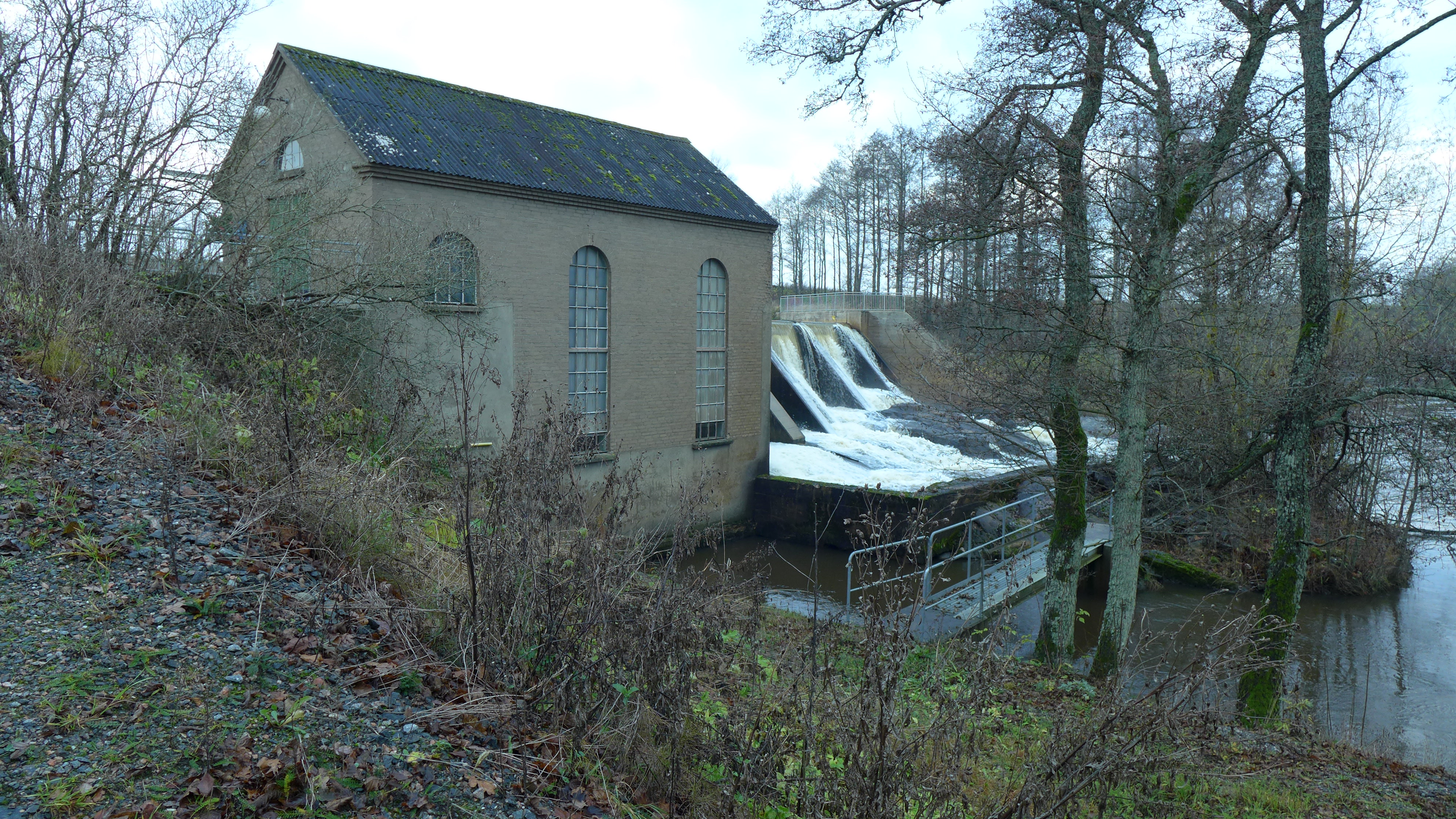 Staka kraftverk är uppfört 1934 vid ån Flian. Dammen är en nybyggd överfallsdamm av betong.
