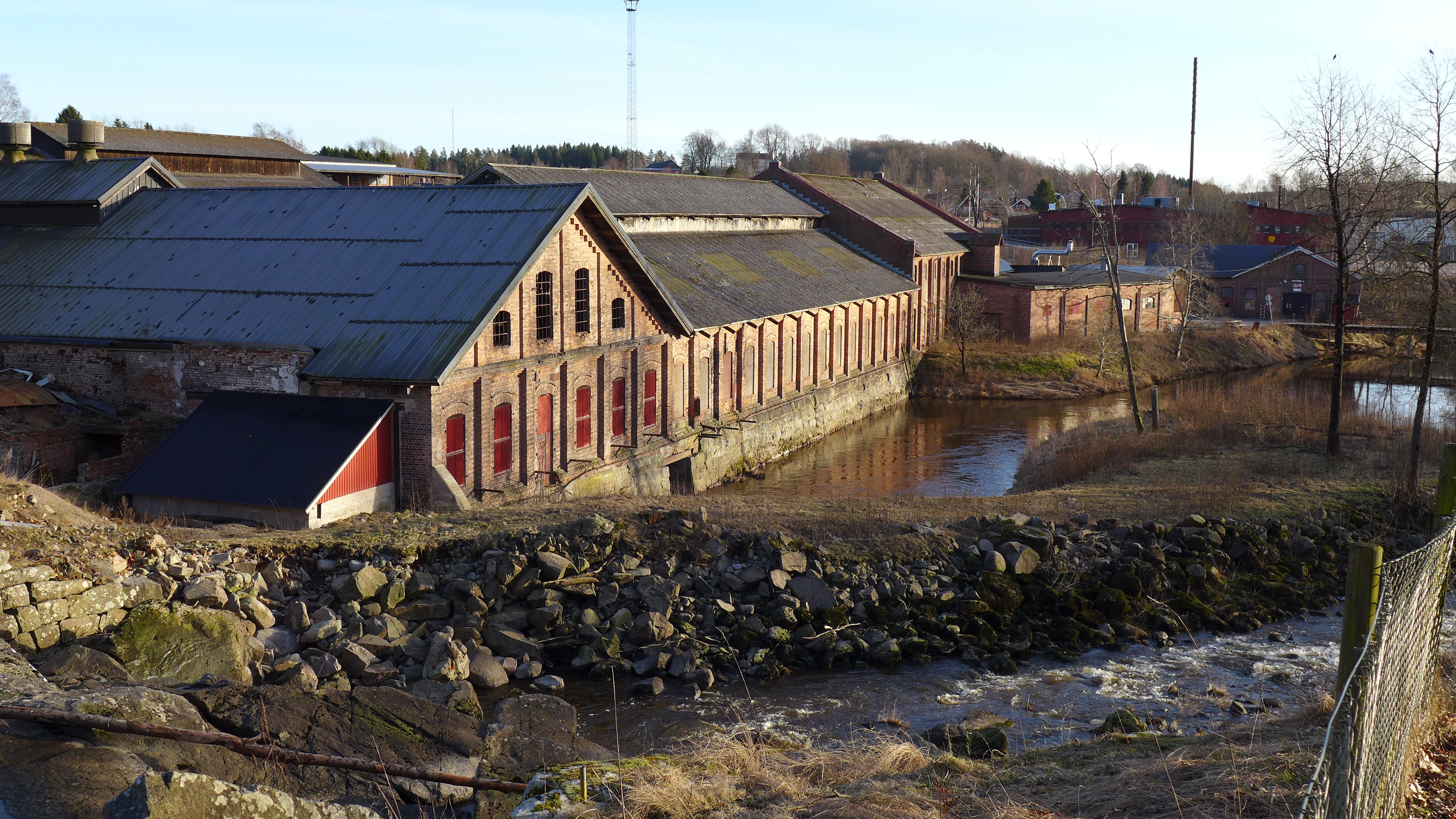 Ödeborgs bruks aktiebolag grundades 1898. Redan 1975 utpekades bruksområdet som en kulturhistoriskt värdefull miljö i en kulturhistorisk utredning framtagen av Färgelanda kommun. Den lilla utbyggnaden på fabriken inrymmer den nya turbinen. 