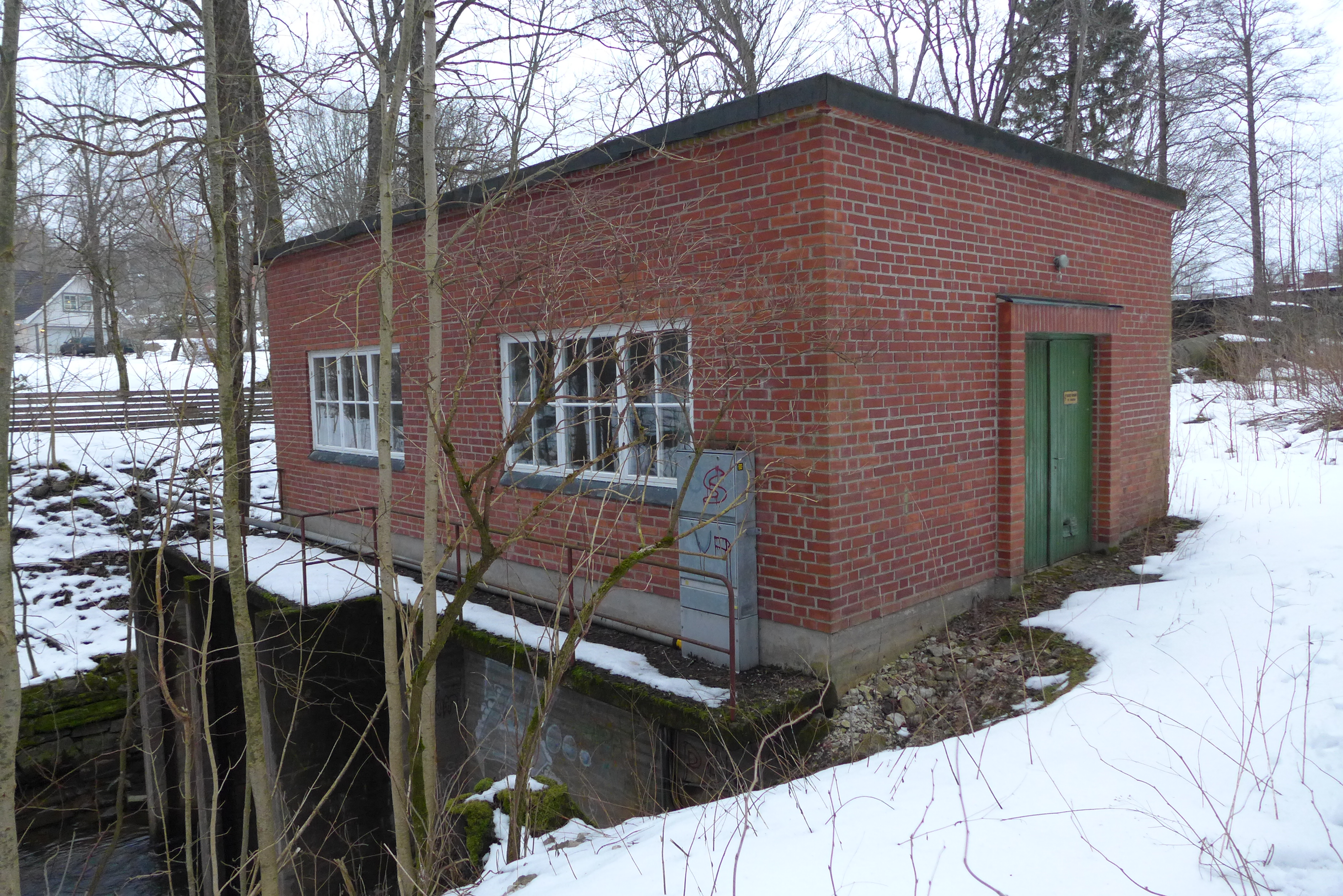 Fröskogs kraftverk uppfördes 1952 och är ett av Fengersfors bruks tre kraftverk längs Knarrbyån. 
Byggnaden har modernistiska drag, med undantag för fönstren som har en mer ålderdomlig karaktär.
