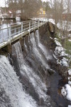 Korsbyns dammanläggning är en överfallsdamm av natursten, som i överkant har klätts med betong. Dammkroppen är cirka 90 meter lång. Ovanpå överfallsdelen är en smal gångbro byggd. 
