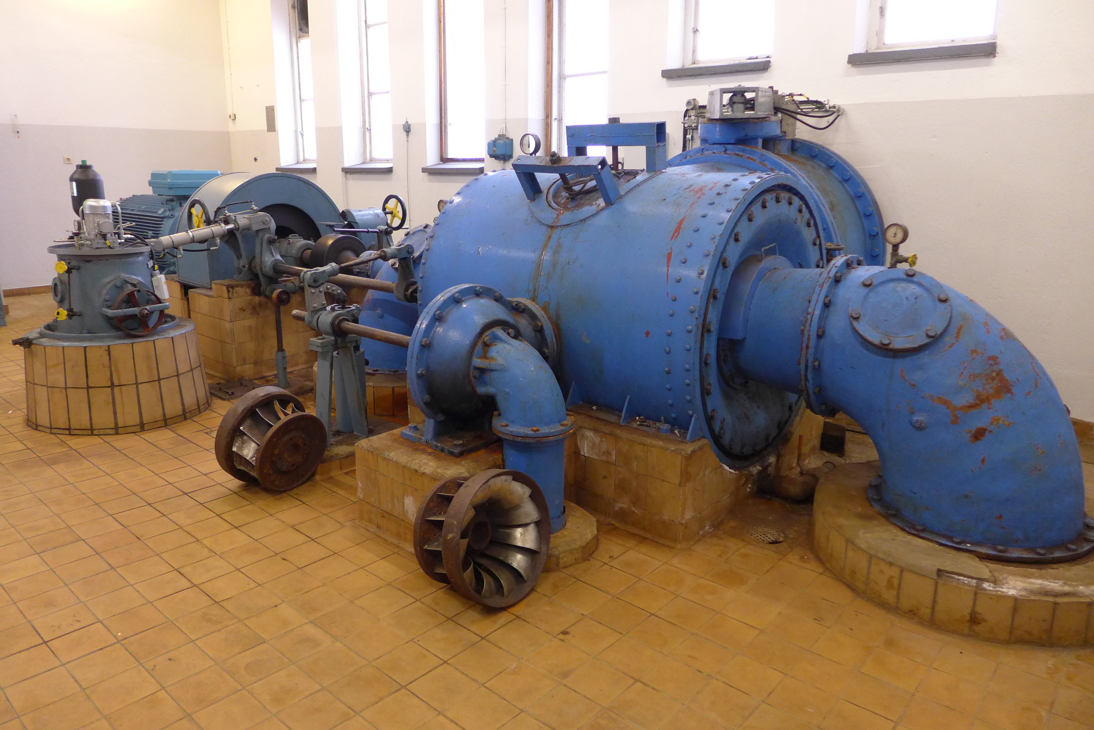 Kraftverkets turbin är en dubbelfrancis innesluten i ett cylindriskt tryckskåp. Turbinen är tillverkad av Hällarydsverken – troligen 1948. Generatorn är en asynkron ABB-motor av modernt slag. Den gamla generatorn är bevarad inne på bruket. 