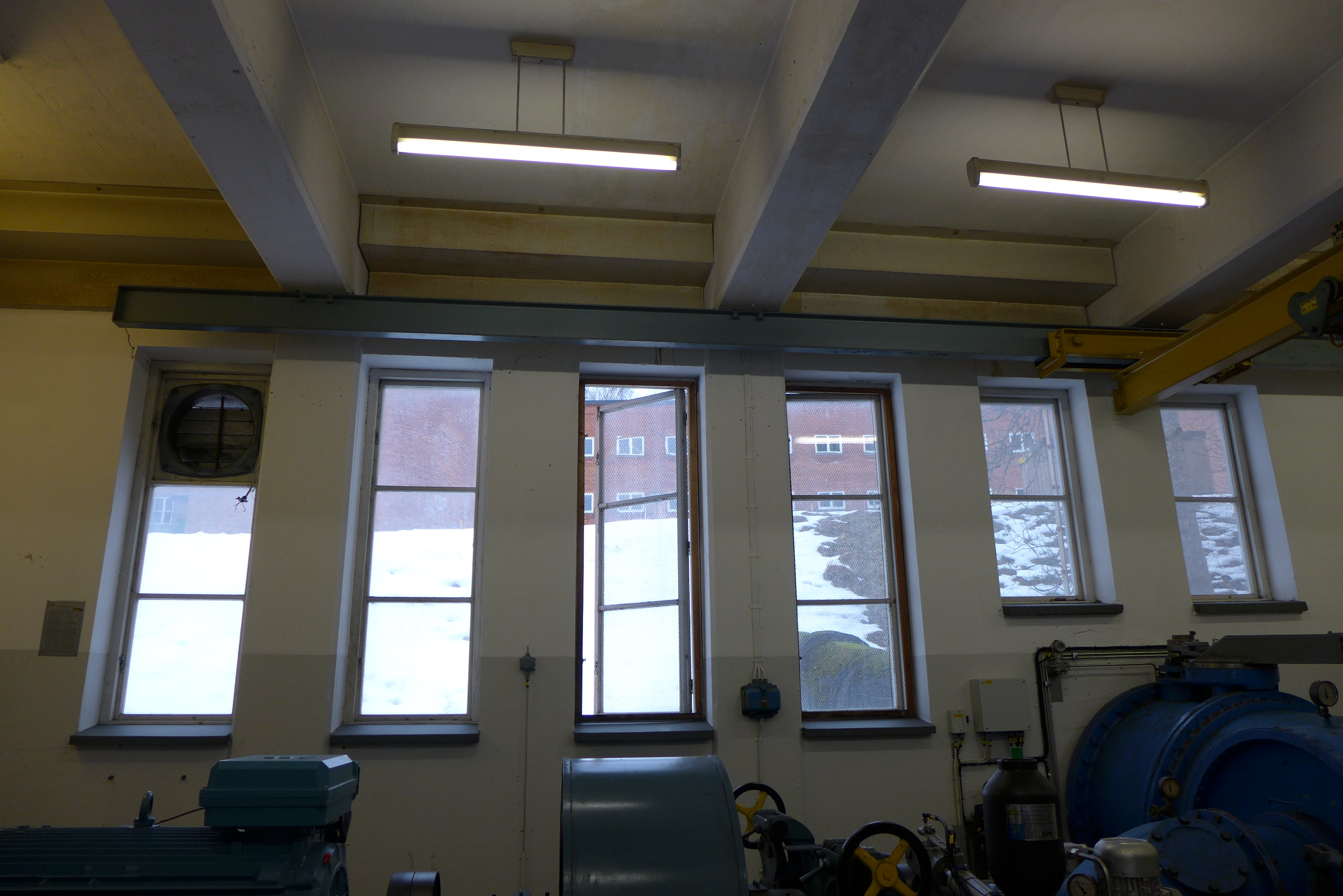 Kraftstationens träfönster har varierad form och storlek – flertalet är stående rektanglar med två- eller tredelad spröjs. 
