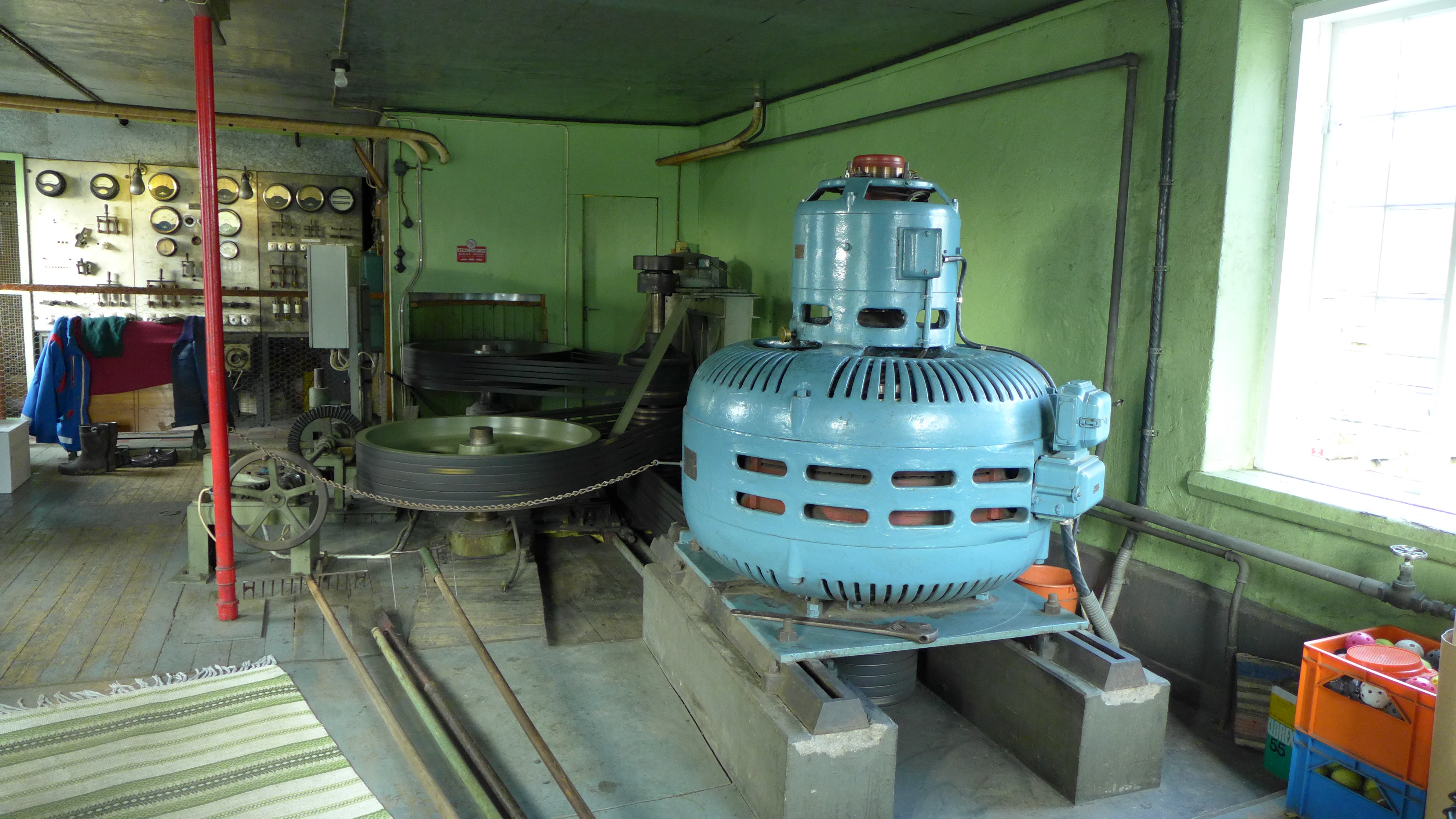 Maskineriet utgörs av två likadana francisturbiner, tillverkade 1961 av ATMV (AB Alvesta Träförädling & Mekaniska Verkstad) som via två svänghjul med kilrepsutväxling driver en ombyggd synkrongenerator tillverkad 1916 vid Elektriska Aktiebolaget, ECK, Partille. 
