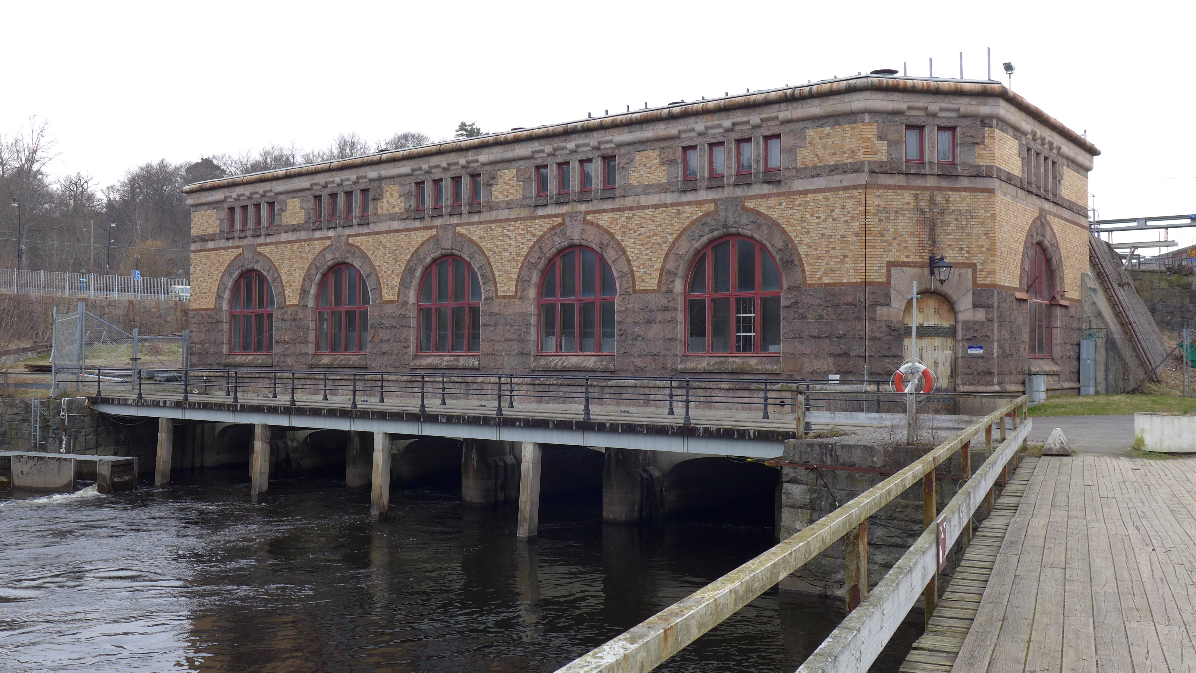 Kraftstationen ritades av Göteborgsarkitekten Hans Hedlund. Den rektangulära byggnadens har ett avfasat hörn, där huvudentrén är placerad. Fasaden har gult glaserat förbländertegel – mycket typiskt för Göteborgs mest påkostade stadsbebyggelse vid denna tid. 
