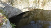 Intagskanalen är knappt 700 meter lång, varav cirka 170 meter i en sprängd bergtunnel. Här den övre mynningen med årtalet 1897 inhugget i valvets slutsten. 