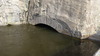 Intagskanalen är knappt 700 meter lång, varav cirka 170 meter i en sprängd bergtunnel. Här den nedre mynningen med årtalet 1898 inhugget i valvets slutsten. 