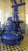 Maskineriet utgörs av en fyrbladig kaplanturbin, tillverkad 1946 av KMW (AB Karlstads Mekaniska Werkstad – verkstaden i Kristinehamn). Turbinaxeln är vertikal och driver en synkrongenerator från Asea. Även mataren är från Asea.
