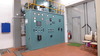 Kraftverkets kontrollutrustning är modern, men är varsamt placerad i det ursprungliga kontrollskåpet från Siemens.