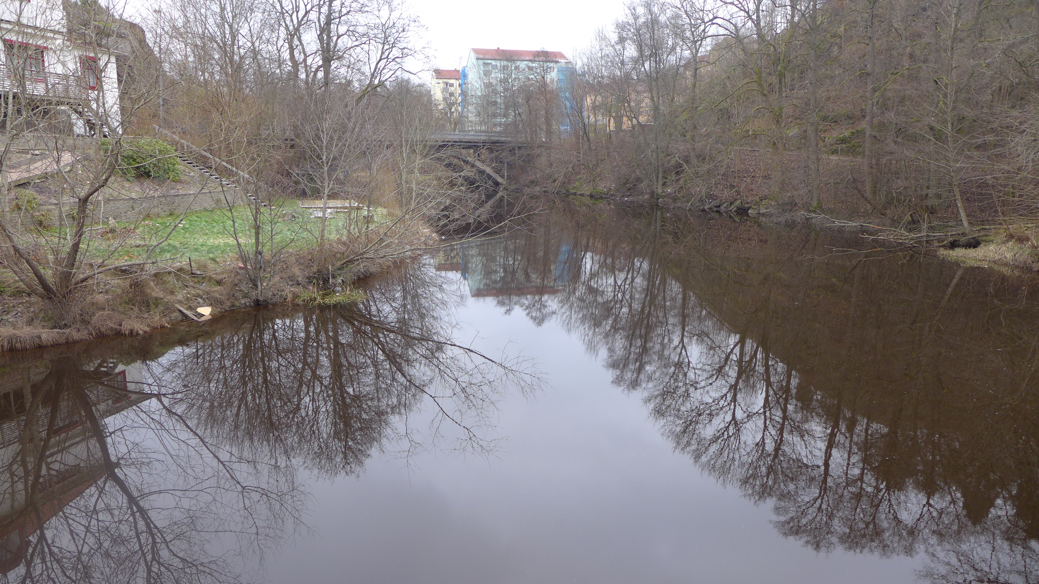 Dammens vattenspegel är inte alls framträdande, utan utgörs snarare av att ån är marginellt bredare uppströms verket. Cirka 100 meter uppströms/österut går en vägbro över ån. Från denna bro hamnar anläggningen i blickfånget. 
