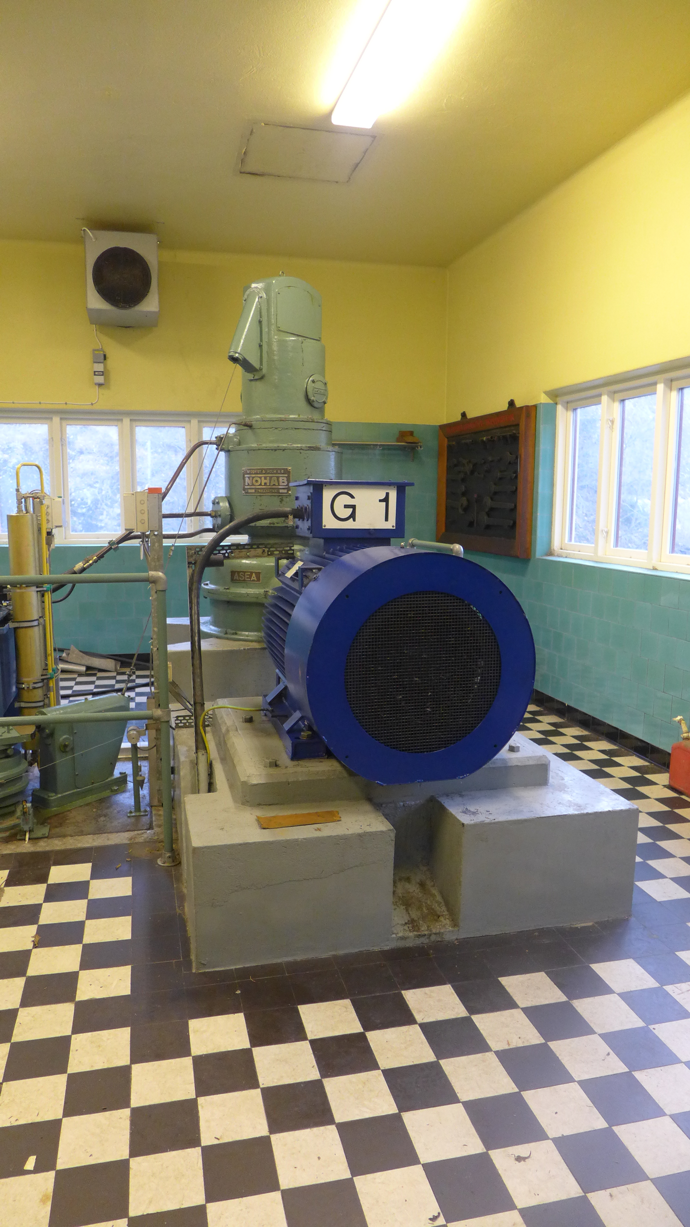 Sankt Anna kraftverk har en kaplanturbin, tillverkad 1936 av Nohab – Nydqvist & Holm AB – i Trollhättan.  Turbinregulatorn finns kvar, men regleringen av turbinen har automatiserats. Turbinen driver en asynkron Bevi-generator från 1992. 