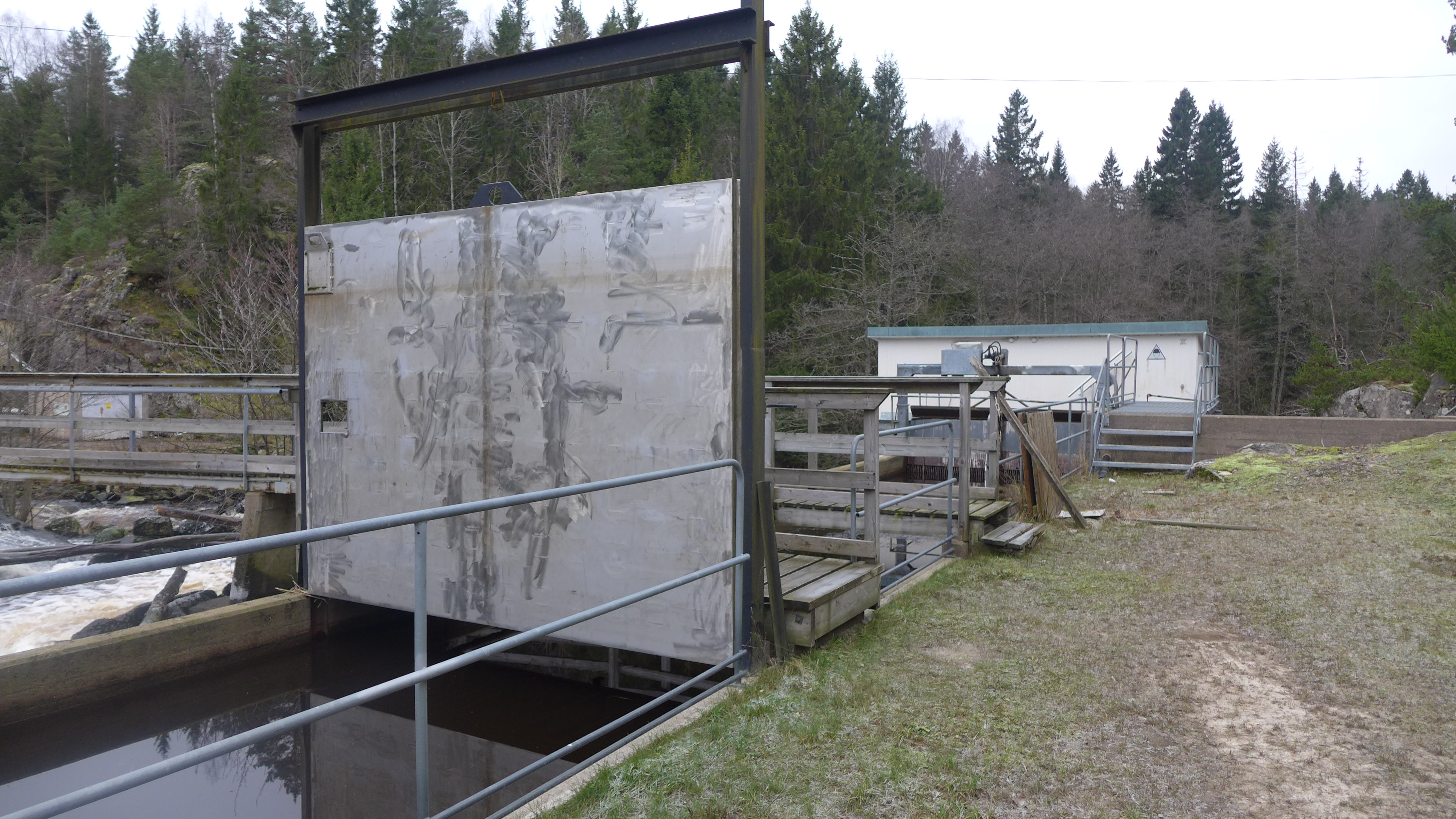 Intaget är av betong och intagsluckan är en planlucka av stål. Vattnet leds till turbinen via ett kort intagskanal av betong. Intagsgallret rensas maskinellt.