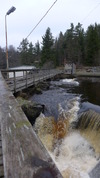Tvärs över vattendraget finns en gångbro som från kraftverket leder över till dammens södra del. 