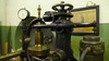 Liksom turbinen är turbinregulatorn den ursprungliga – helt i drift. Det är en svart KMV-regulator, tillverkad 6 juni 1913 och med tillverkningsnummer 515.  

