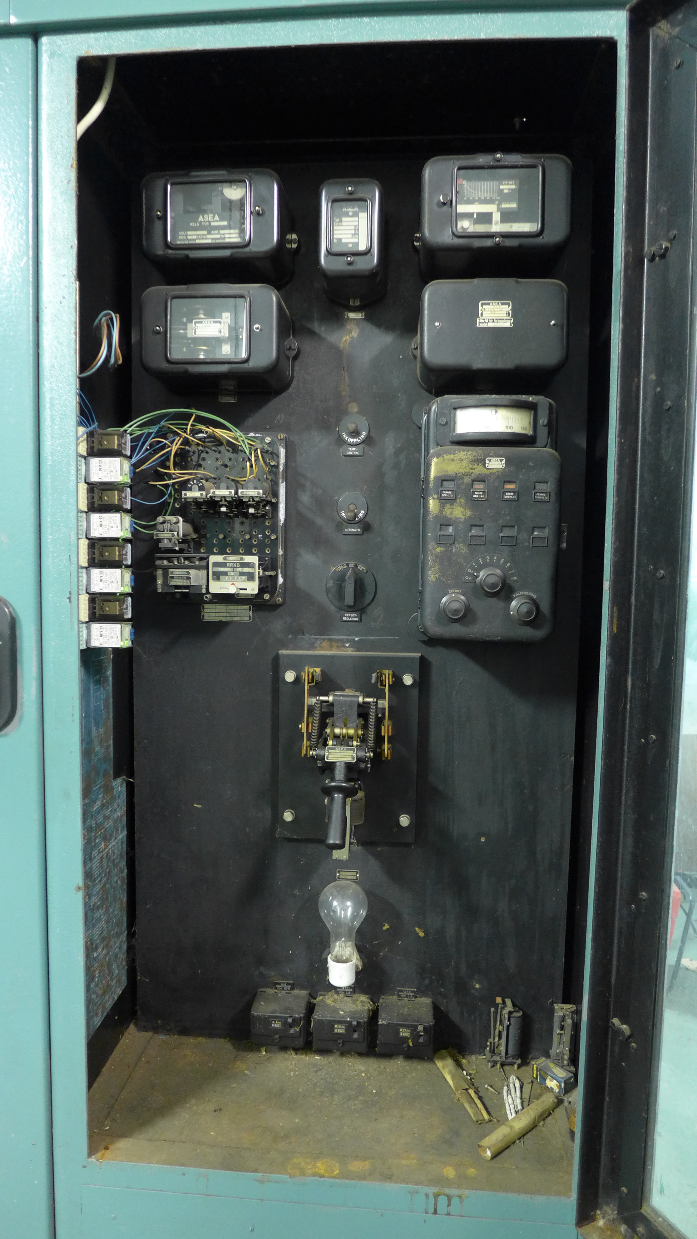 Ursprungliga instrument finns bevarade, medan nuvarande kontrollutrustning troligen installerades vid moderniseringen 1934. 
