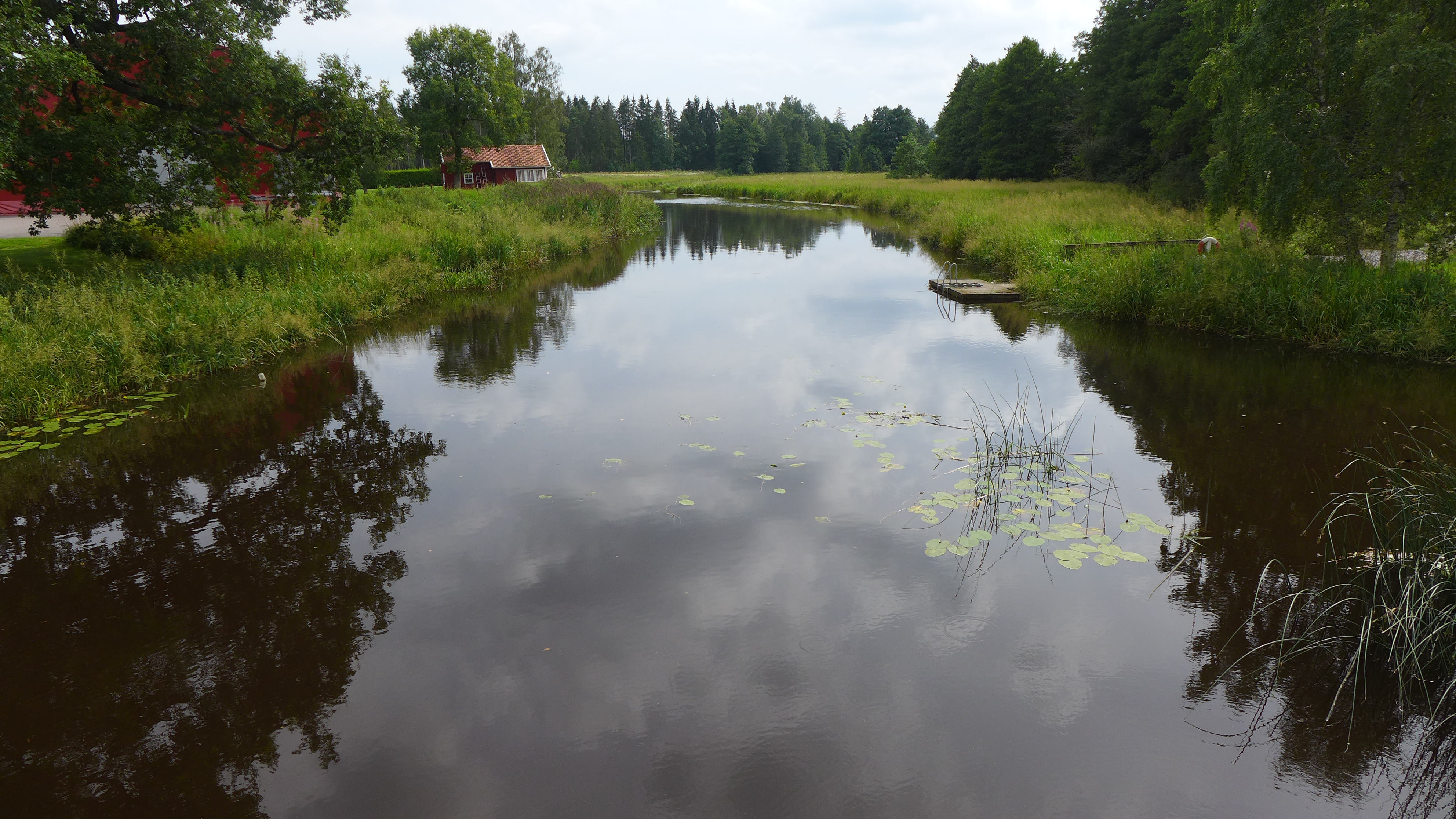 Någon direkt utvidgad vattenspegel uppströms finns inte. Där har Nossan sin normala bredd. 
