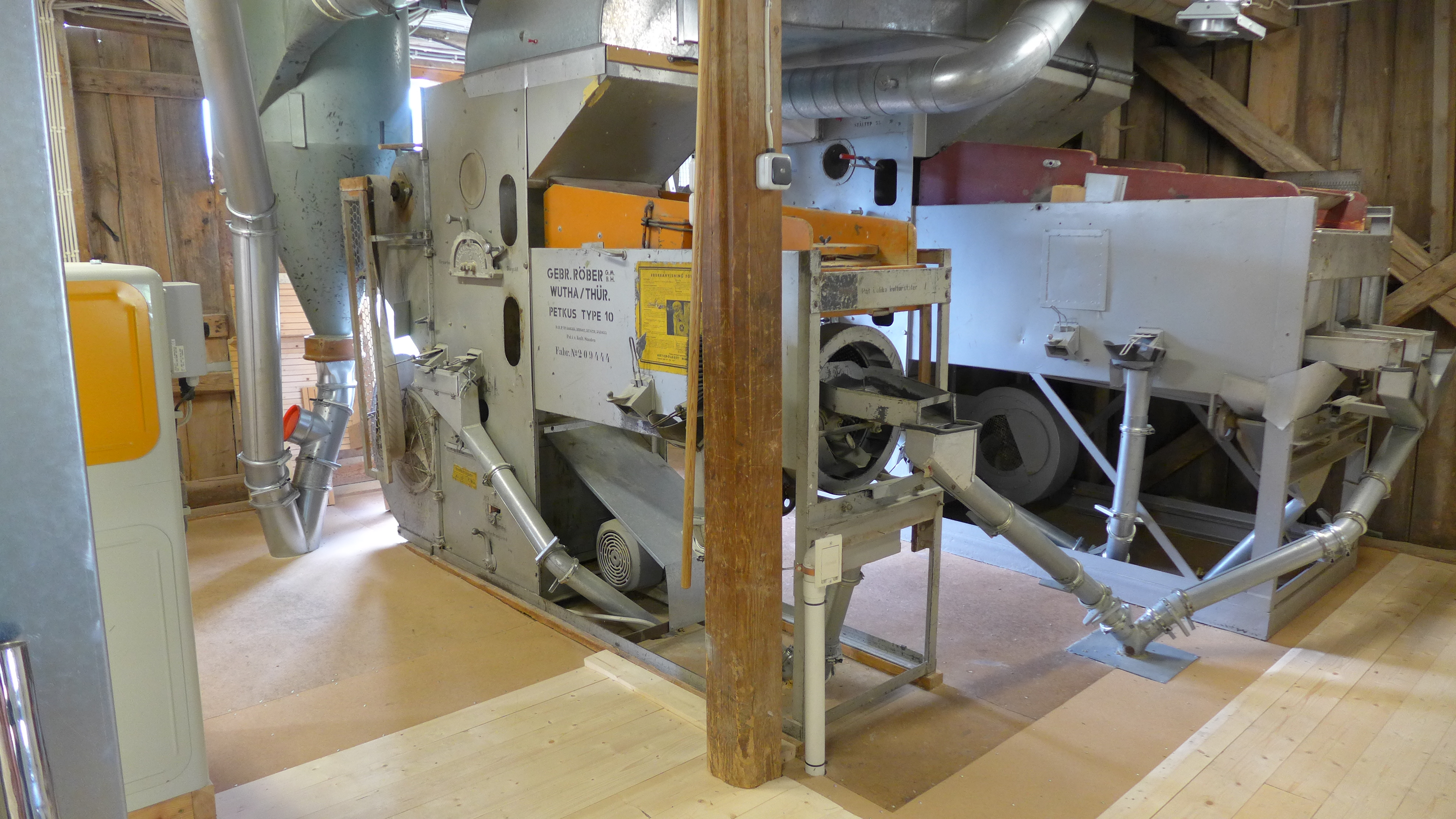 Flertalet av kvarnens äldre maskiner finns inte kvar. Dessa har ersatts av modern utrustning, som används för att producera korngryn.
