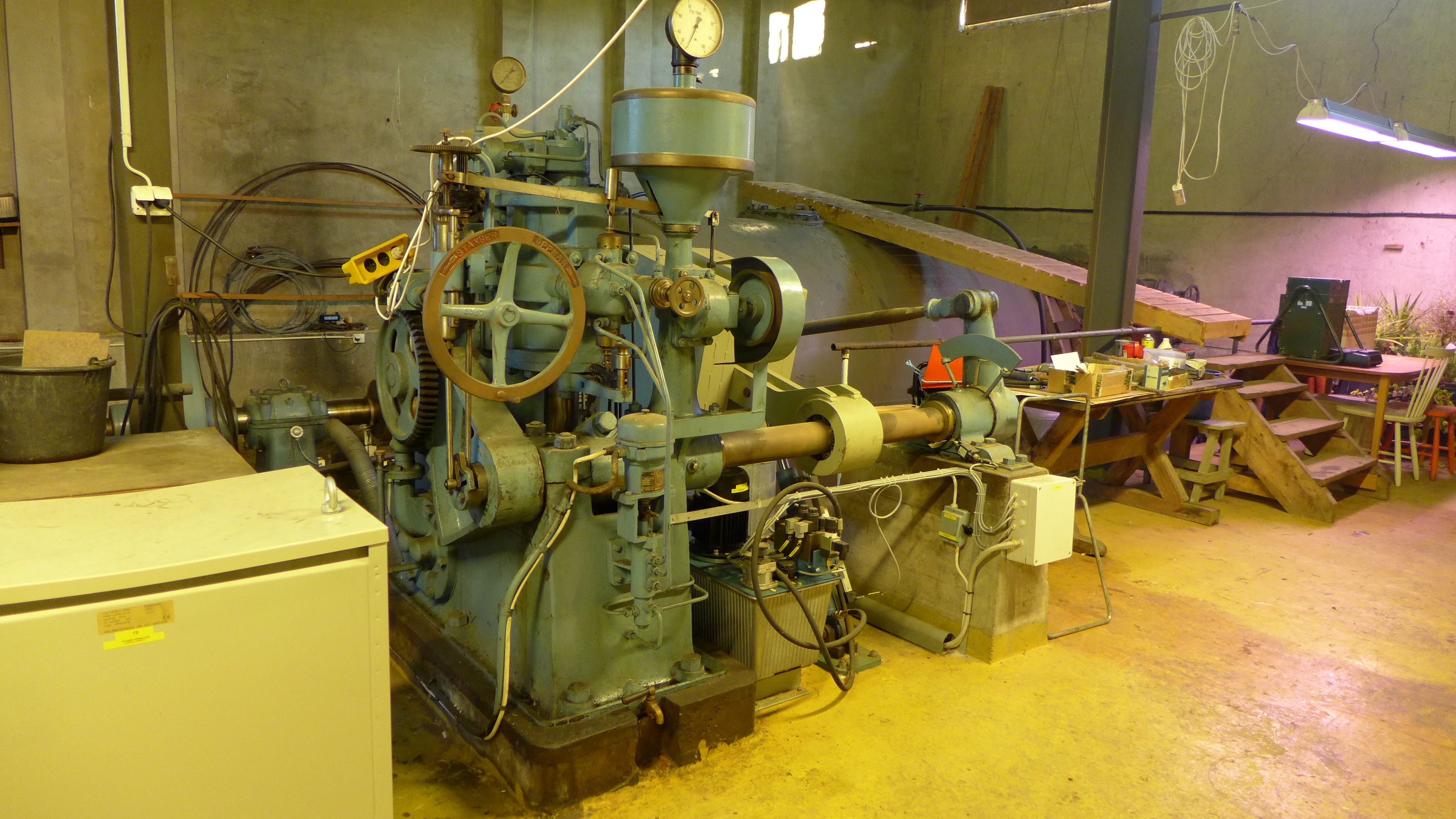 I anslutning till Sätra övres turbin finns turbinregulatorn kvar, men är tagen ur drift. Den är, liksom turbinen, en Finshyttan tillverkad 1942. Dagens reglering sker med en hydraulikmotor. 
