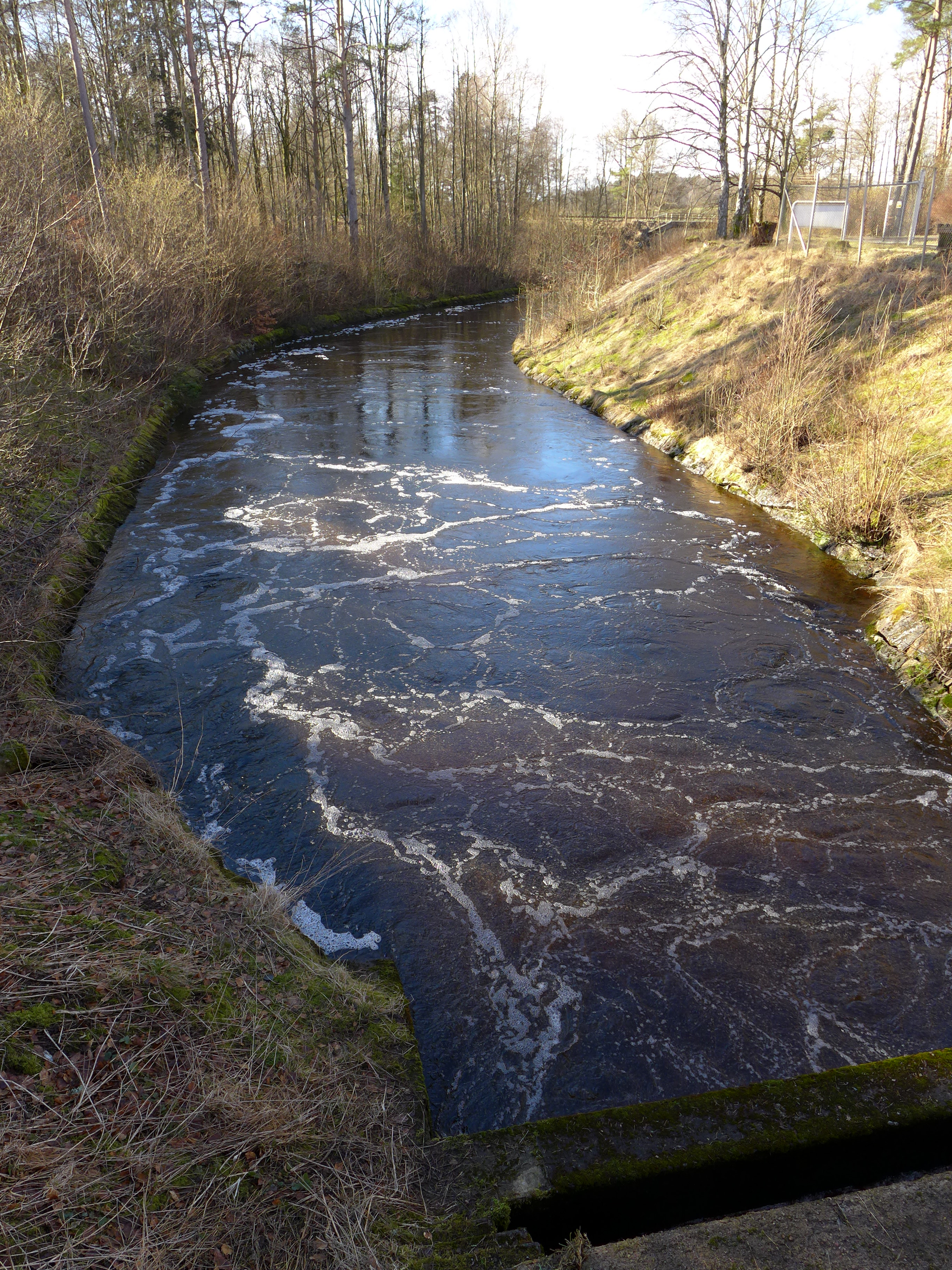 Vattnet återförs till Slottsån via en cirka 160 meter lång utloppskanal med sluttande stensatta kanter. 
