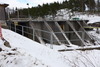 Skåpafors damm är en betongdamm med två utskovsluckor av stål och med en relativt grund sättöppning i väster. 