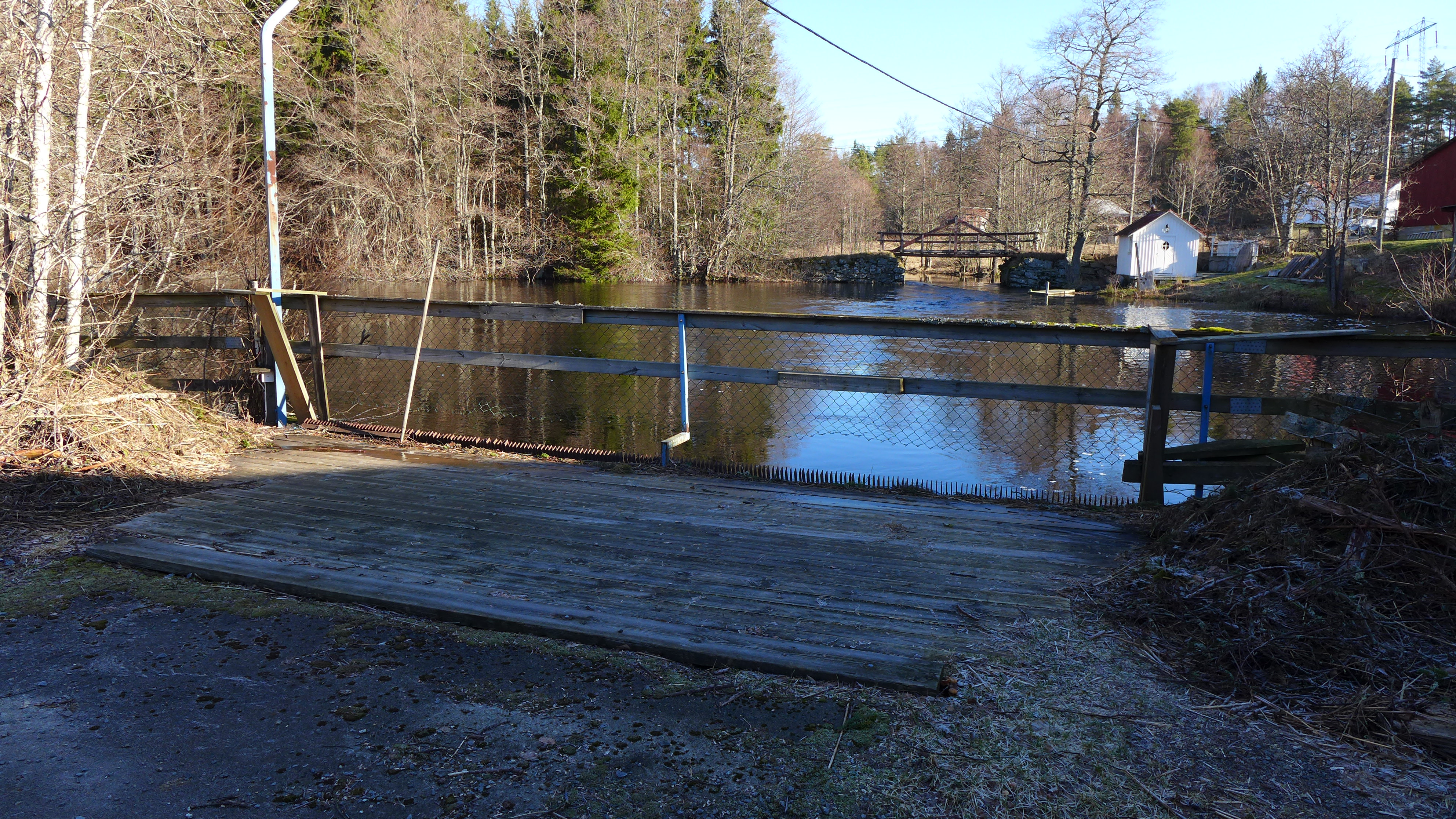 Mellan dammanläggningen och träbron finns en relativt liten vattenspegel om knappt 2 000 kvadratmeter.
