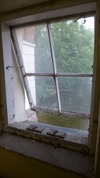 Ett av fönstren på nedströmsfasaden i generatorrummet. 