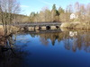 En äldre stenvalvsbro - renoverad och påbyggd - delar visuellt upp vattenspegeln uppströms i två delar- en mindre och en större. Den större uppströms bron är cirka 2 500 kvadratmeter. 