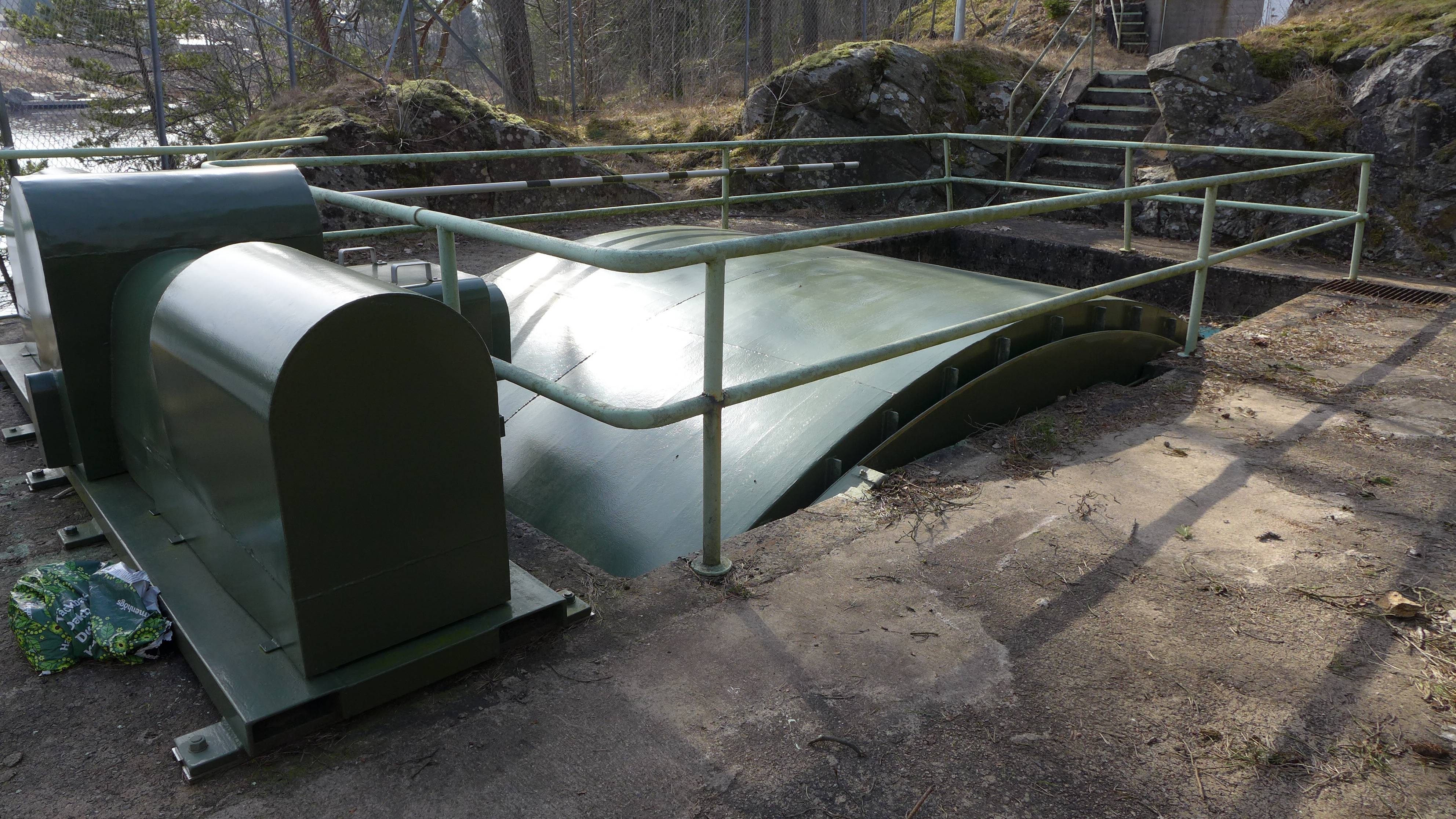 Intaget till Torska kraftverk sker direkt från sjön Ömmern och har ingen dammkropp. Intagsbassängen är insprängd i berget och klädd med gjuten betong. Intagsluckan är en fjärrstyrd sektorlucka. Intagsgallret rensas manuellt. 