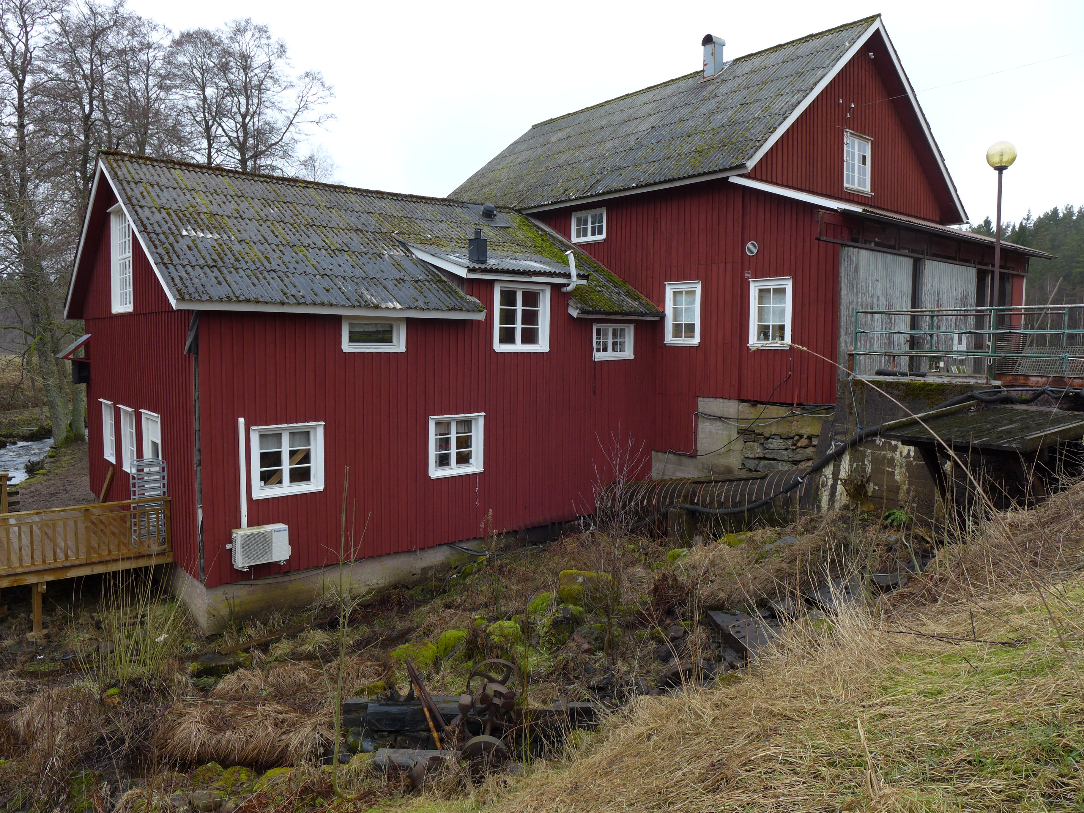 Vänga kvarn och tillhörande kraftverk får sin kraft från Säveån. Nuvarande kvarn uppfördes 1860. Den har sedan dess genomgått ett antal om- och tillbyggnader. Kvarnen förvaltas av hembygdsföreningen. Den är i drift och där bedrivs även kaféverksamhet.
