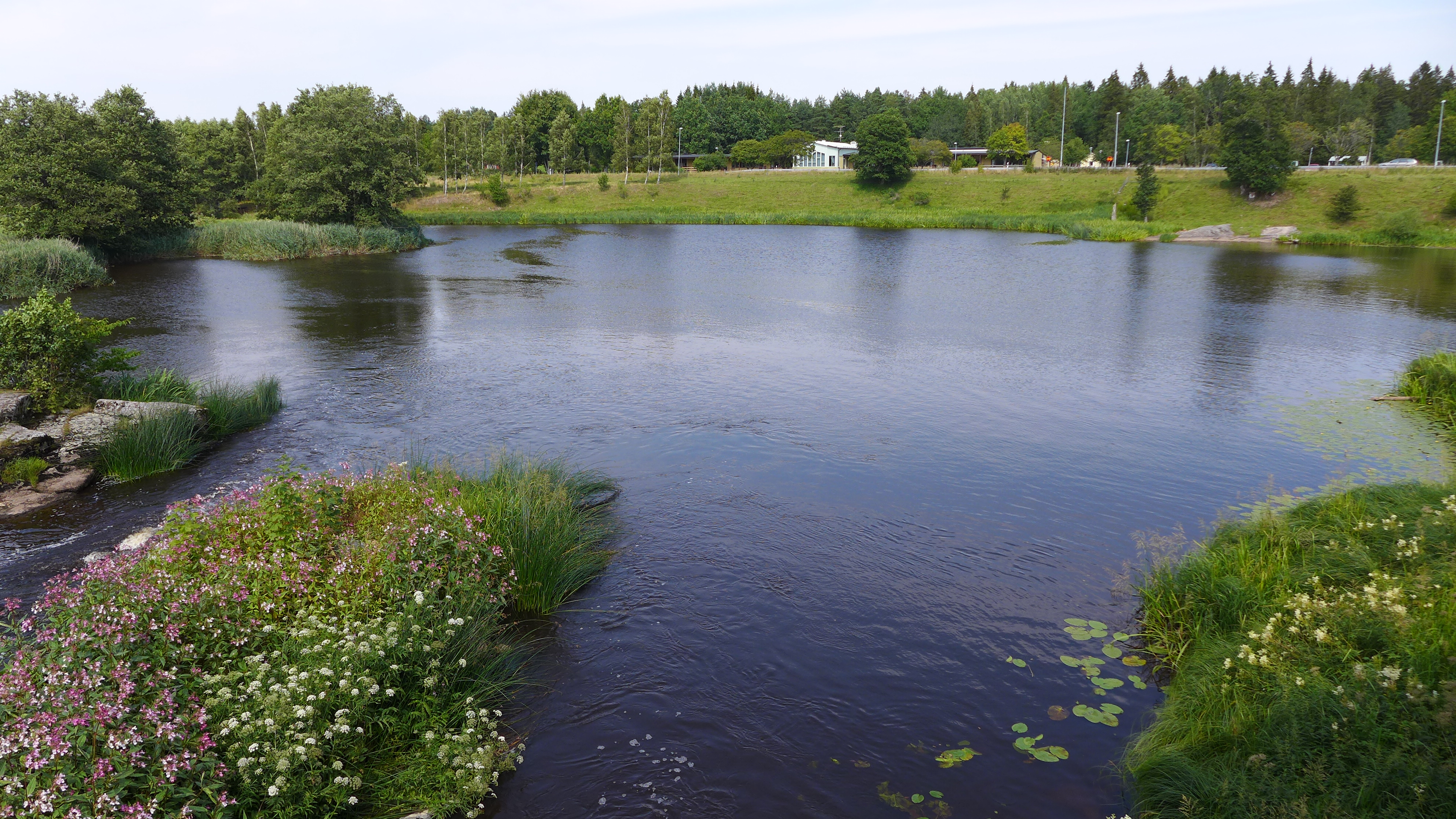 Anläggningen ligger i blickfånget från vägen mellan Grästorp och Nossebro. Där gör Nossan en skarp sväng så att en cirka 1 hektar stor vattenspegel bildas. 
