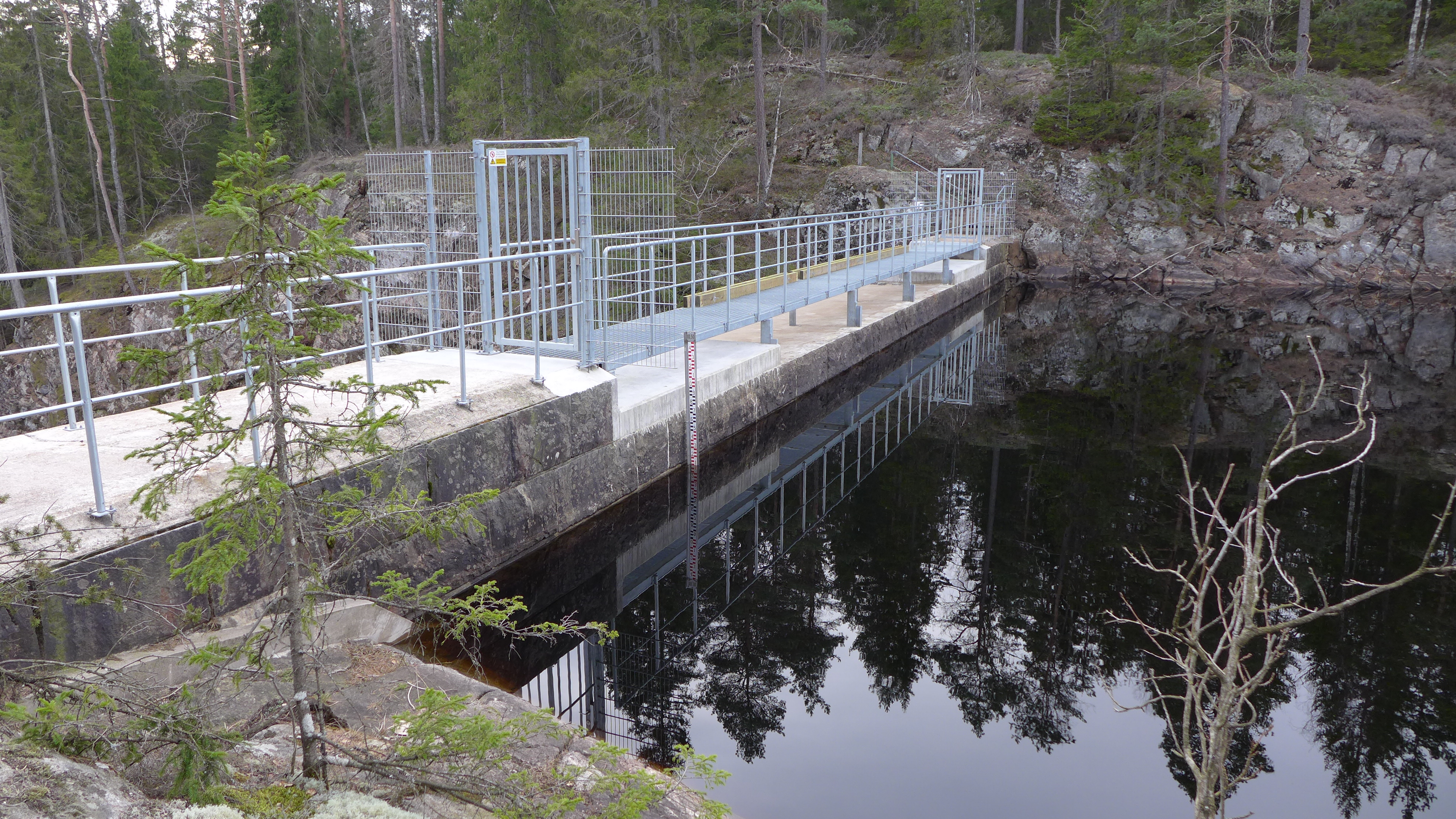 Vid höga flöden i Storsjön kan vattnet avbördas via regleringsdammen Store dammen. Överskottsvattnet rinner då i Lillåns oftast torrlagda åfåra och når Viskan nedströms kraftverket.