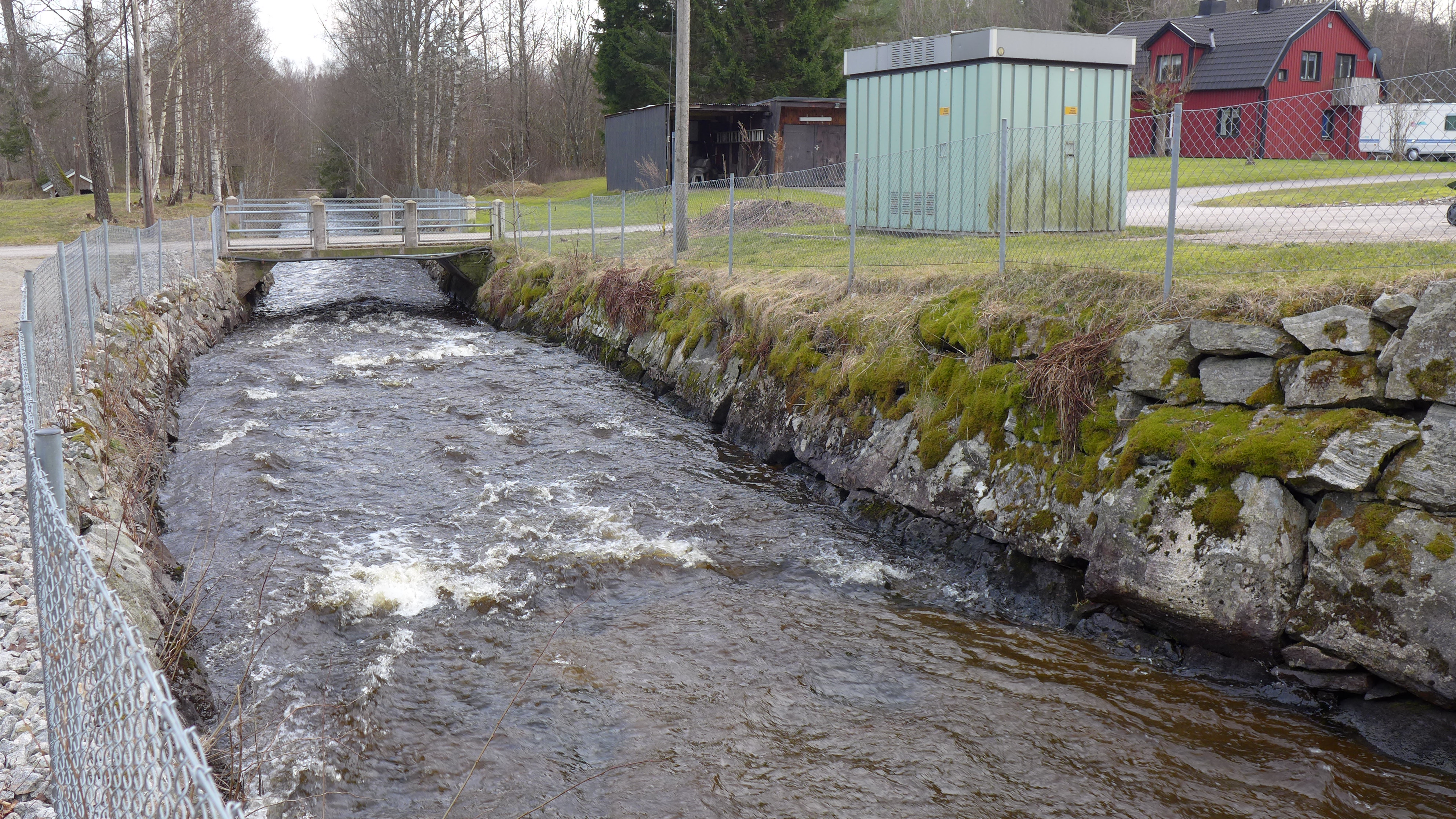 Efter den 770 meter långa Skäggaredstunneln fortsätter vattnet vidare i en öppen kanal/fåra som mynnar ut i Viskan, cirka en kilometer uppströms intaget till kraftverket. 
