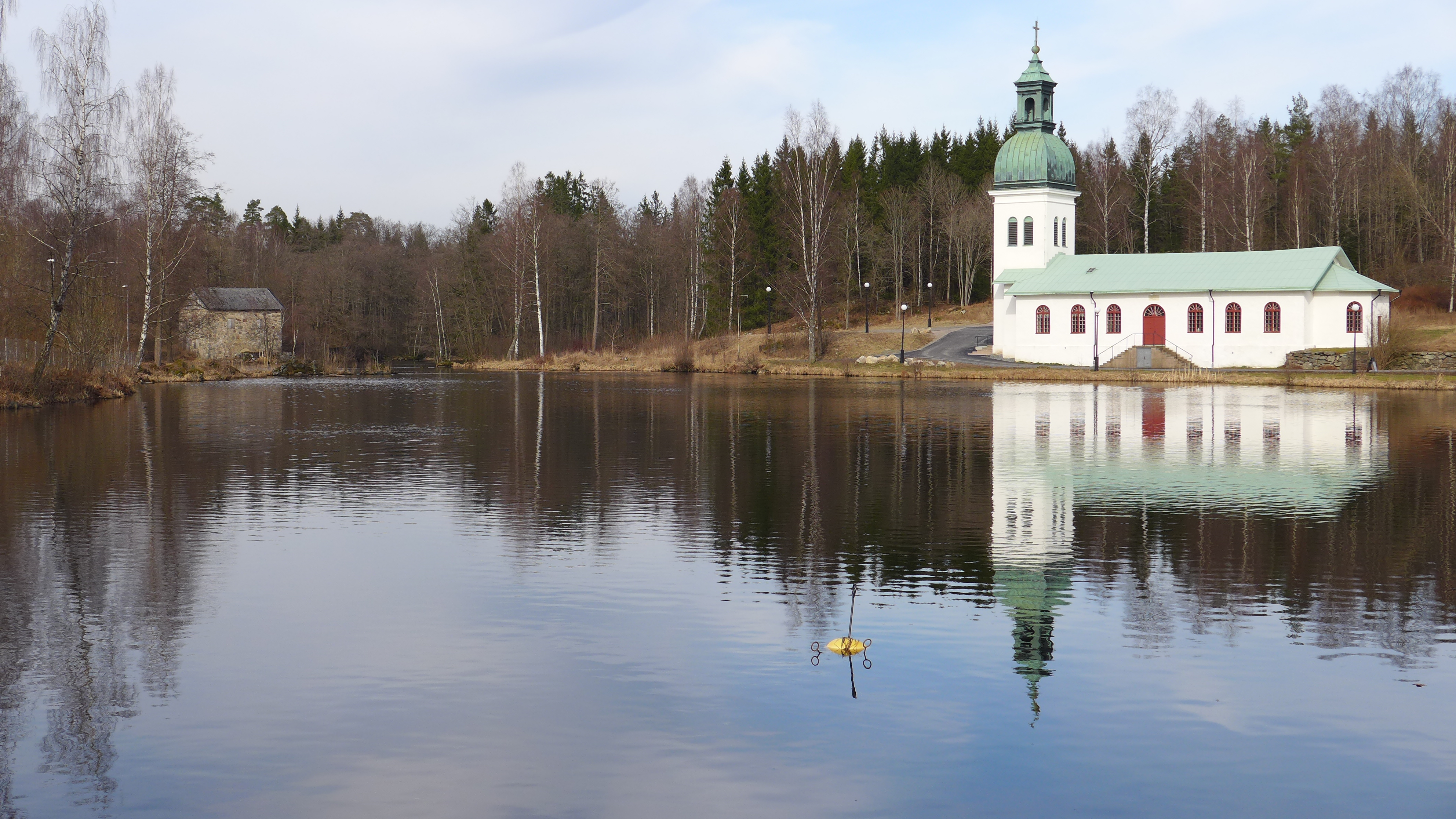 Vattenspegeln uppströms den nedre dammen är idag ungefär två hektar. I den bortre delen av dammsjön ligger en gammal kvarn samt Rydboholms kyrka i blickfånget. 