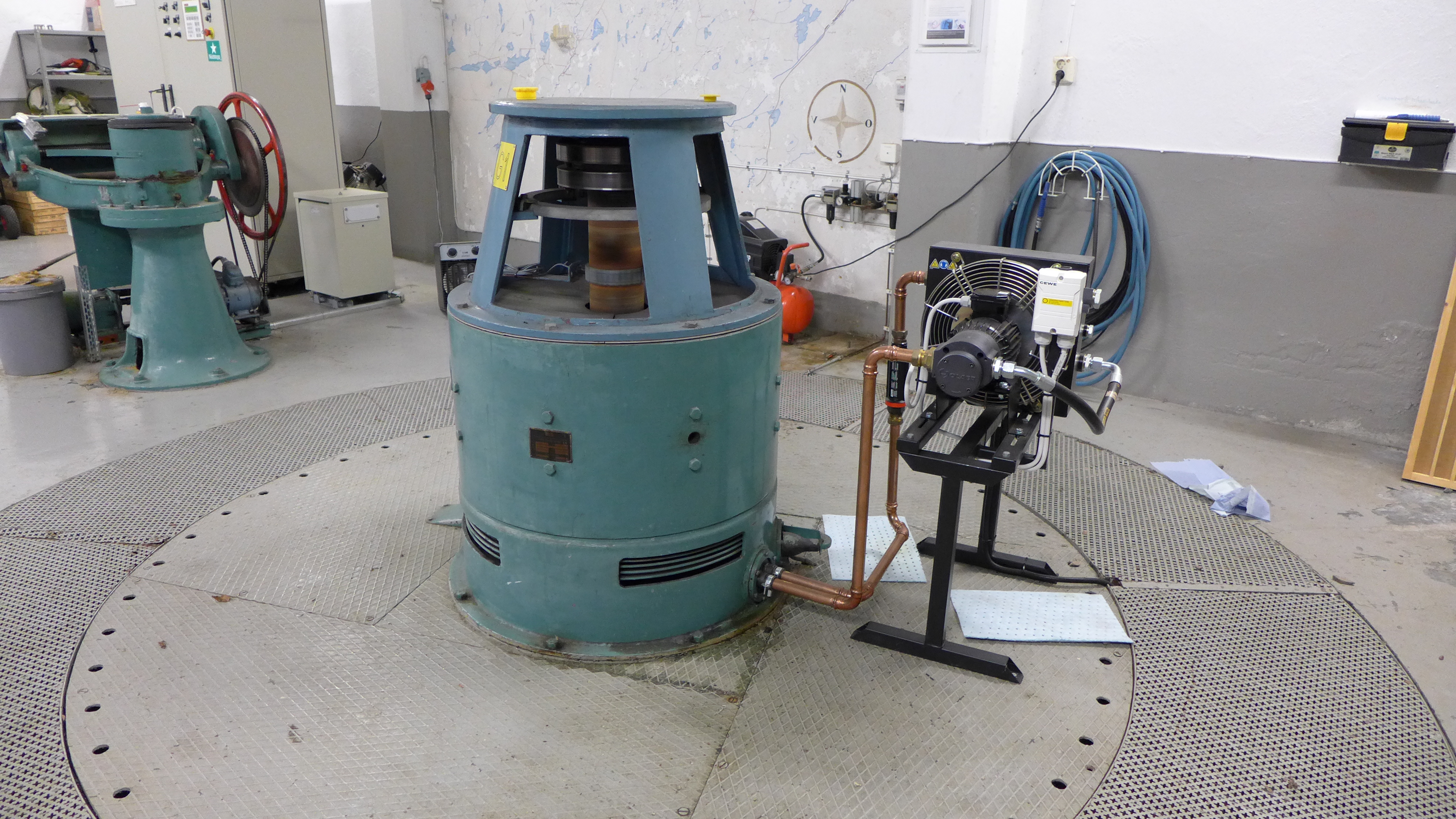 Synkrongeneratorn i Solveden 1 är tillverkad av Elektriska svetsningsaktiebolaget, Esab, Göteborg. 