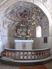 Altarordningen samt de romanska, på 1600-talet hårt restaurerade målningarna i absidvalvet med Kristus som pantokrator.