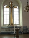 De ursprungliga altarprydnaden, dopfunten och två sektioner av altarringen.