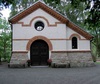 Gravkapellet på Garpa skans ritades av arkitekt Birger Damstedt och utgör en viktig del av treenigheten av byggnader vid Huskvarna kyrkogård.