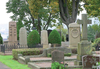 De många stora familjegravarna från förra sekelskiftet, med deras olika inhägnader är avgörande för kyrkogårdens karaktär.
